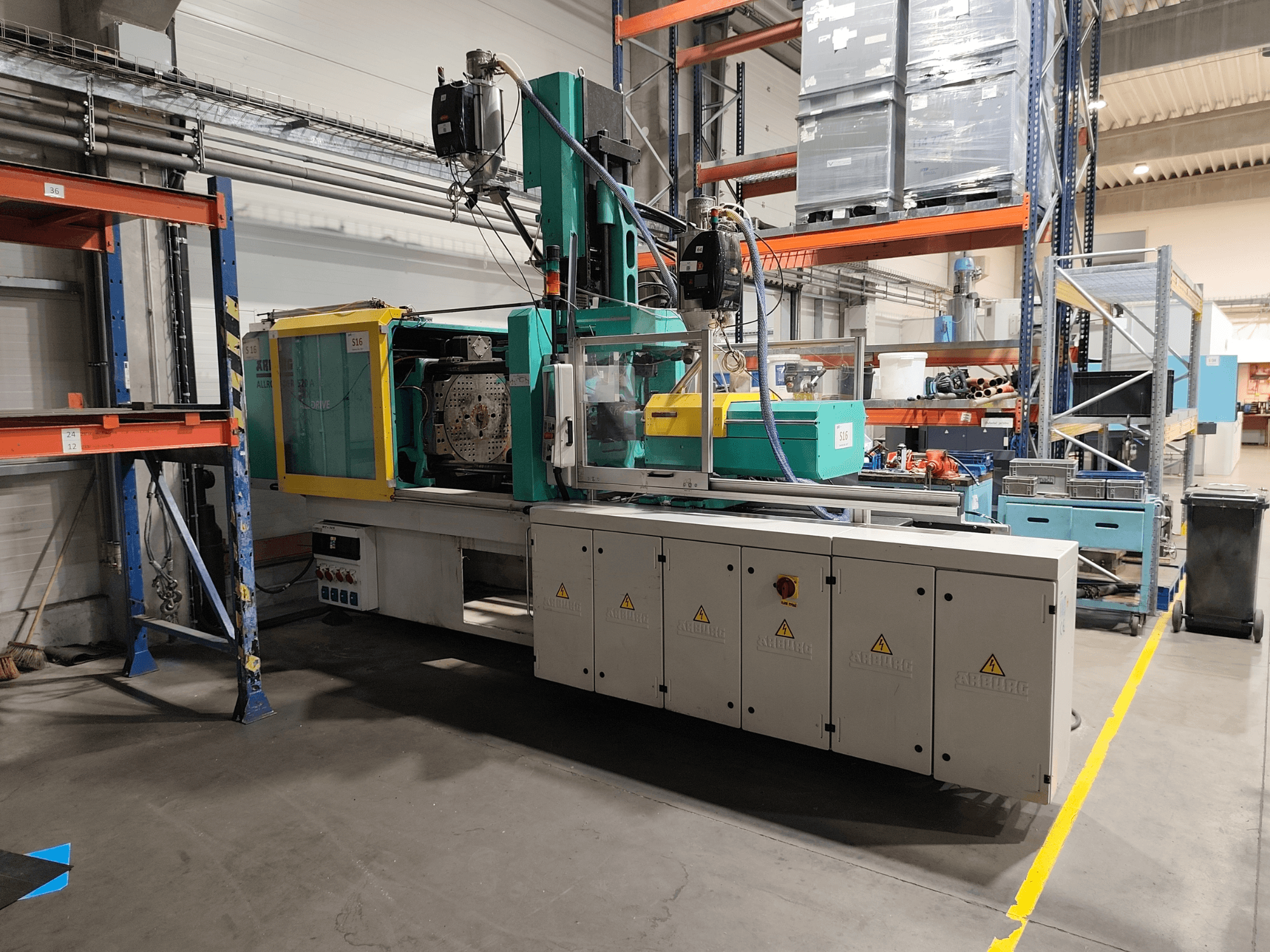 Arburg Allrounder 520 A 1500-70 Alldrive -hydraulinen ruiskuvalukone, sivukuva tehdasympäristössä.