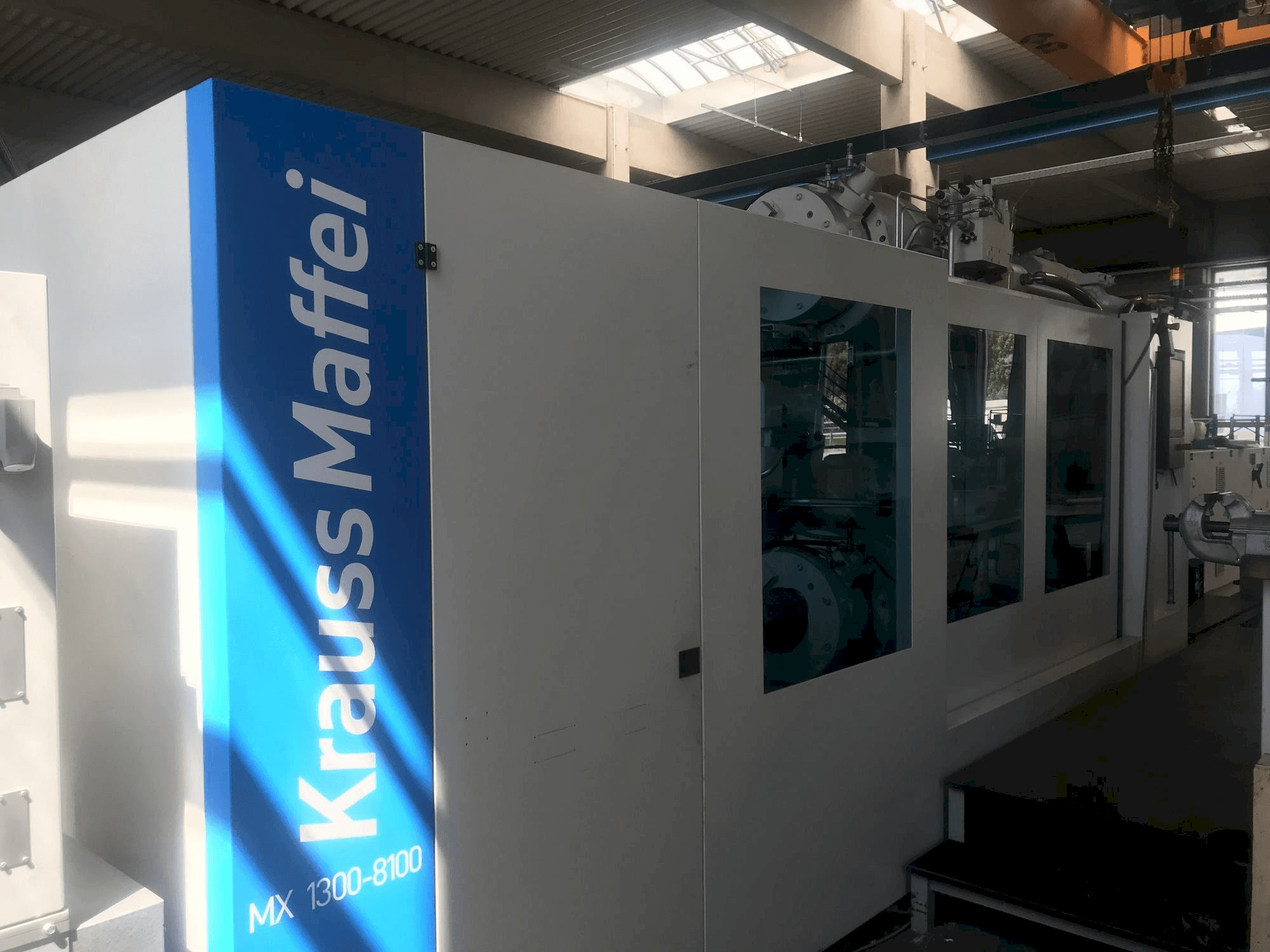 Koneen Krauss Maffei 1300-8100 MX etunäkymä