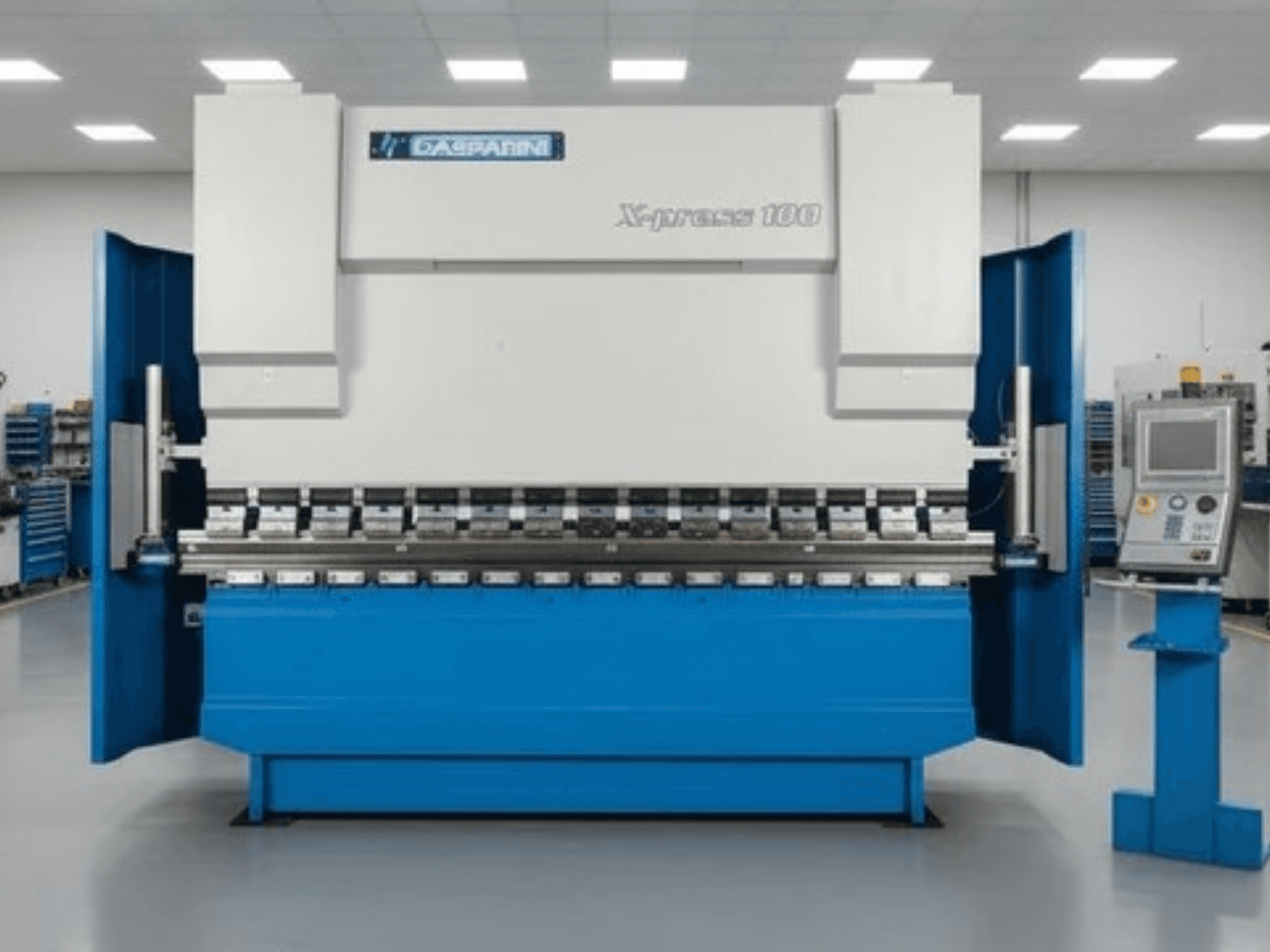 GASPARINI X-Press 100 -hydraulipuristin, etunäkymä, sininen ulkopinta ja ohjauspaneeli oikealla puolella.