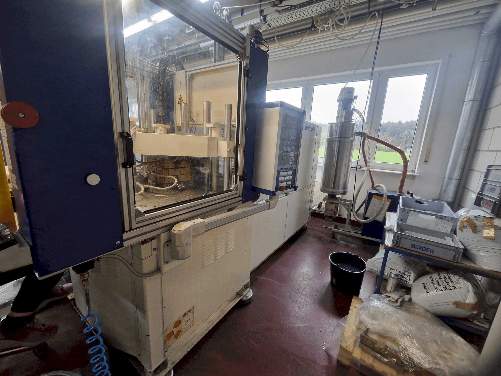 Koneen Battenfeld Vertical R60 125H (2002) etunäkymä