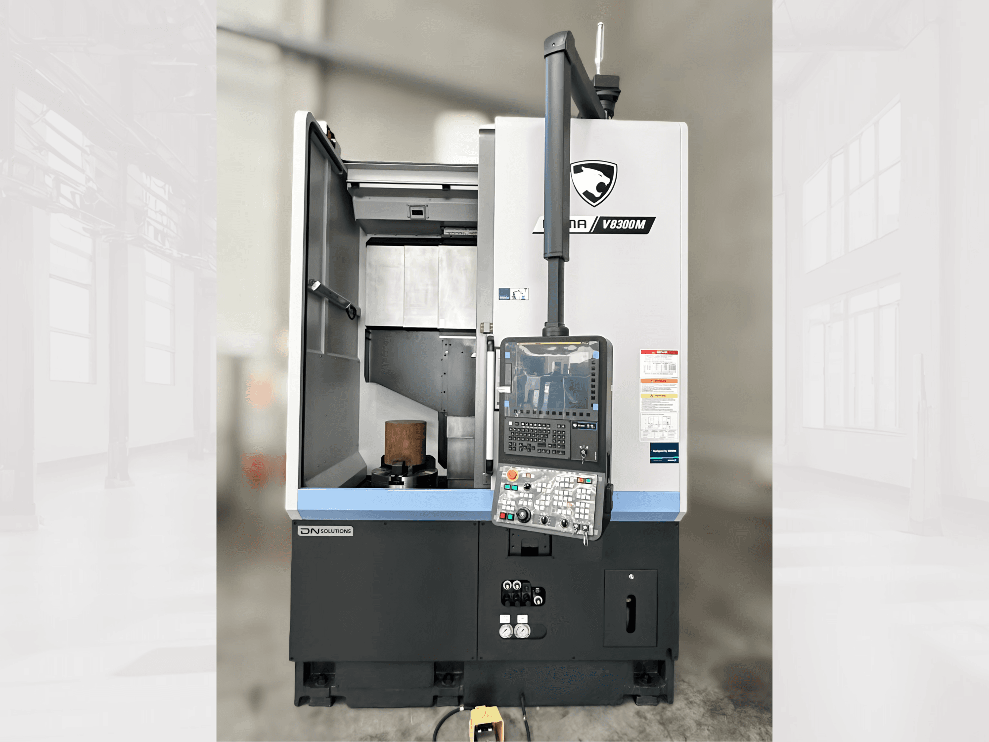 Puma V8300MR -pystysorvauskone etukuvassa, jossa on ohjauspaneeli ja avoin ovi, josta näkyy sisätilat.