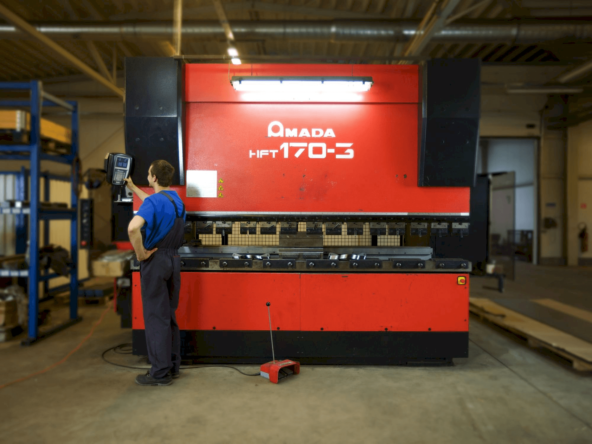 Koneen AMADA HFT 170-3 etunäkymä