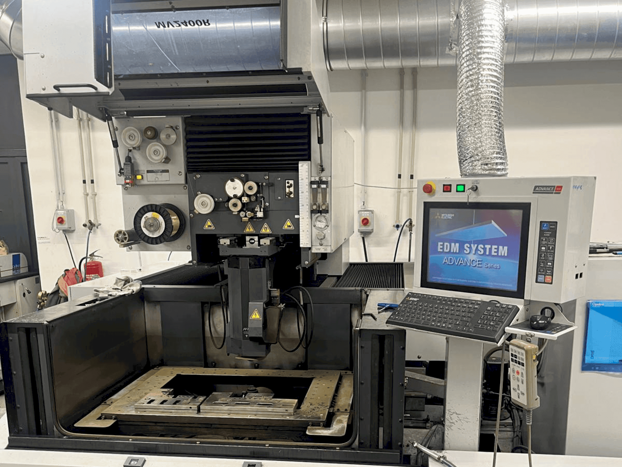 Koneen Mitsubishi MV2400 R etunäkymä