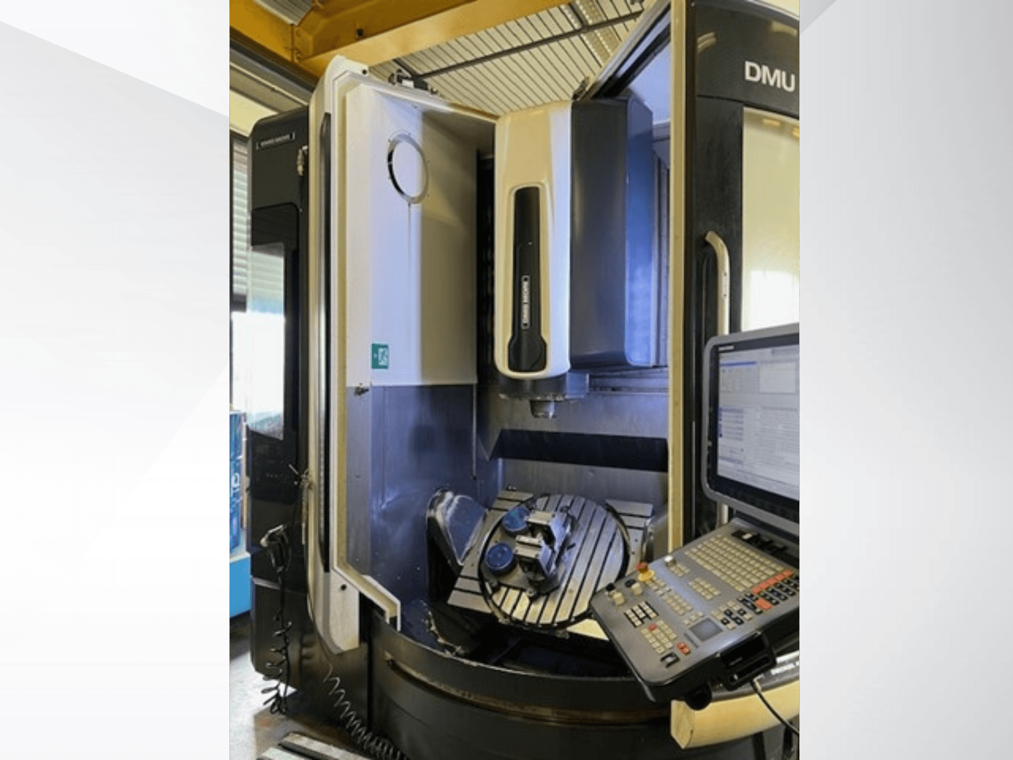 DMG MORI DMU 75 Monoblock-yleiskoneistuskeskus, etukuva, jossa näkyy ohjauspaneeli ja työkappale pöydällä.