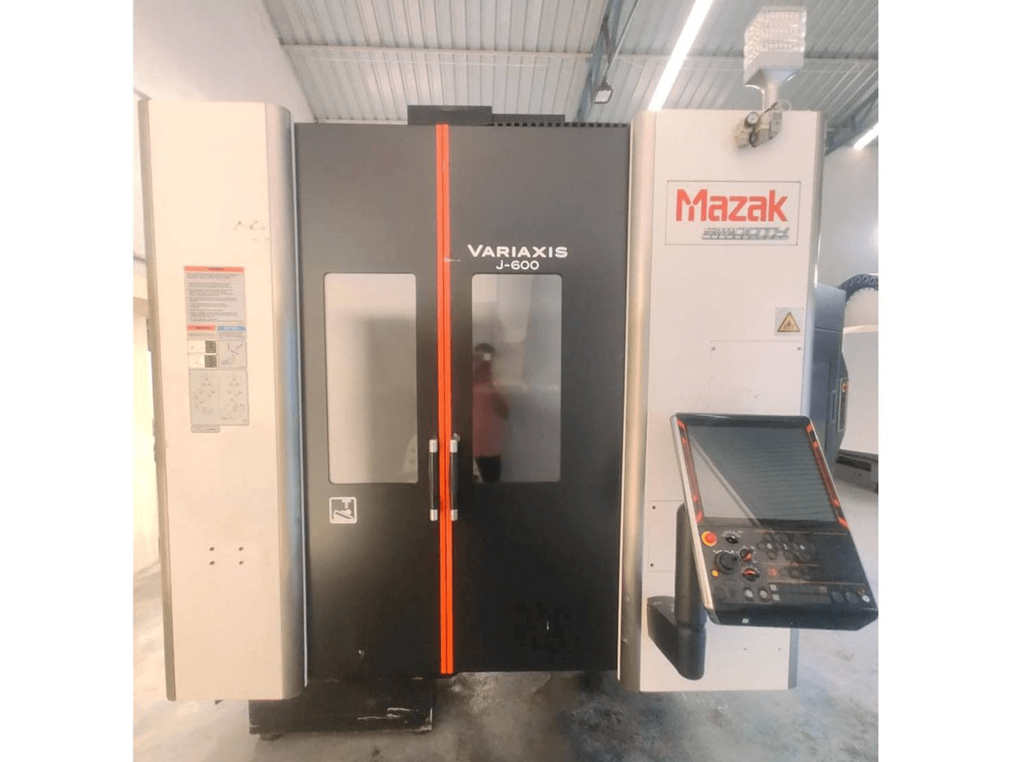 Koneen Mazak Variaxis J-600 etunäkymä
