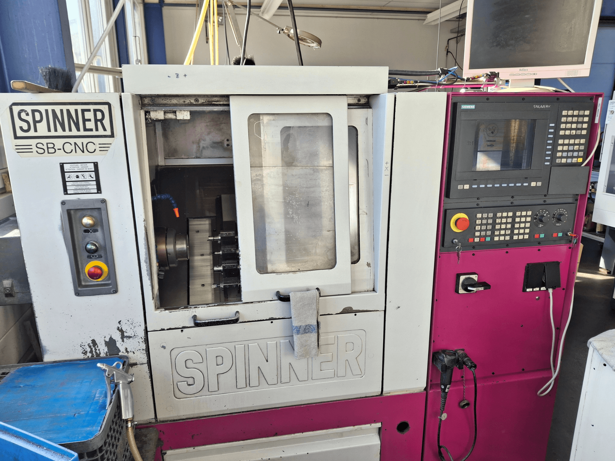 Vaakasuuntainen sorvauskone SPINNER SB-CNC, etukuva, jossa näkyy ohjauspaneeli, työkalunpidin ja käyttöilmaisimet.