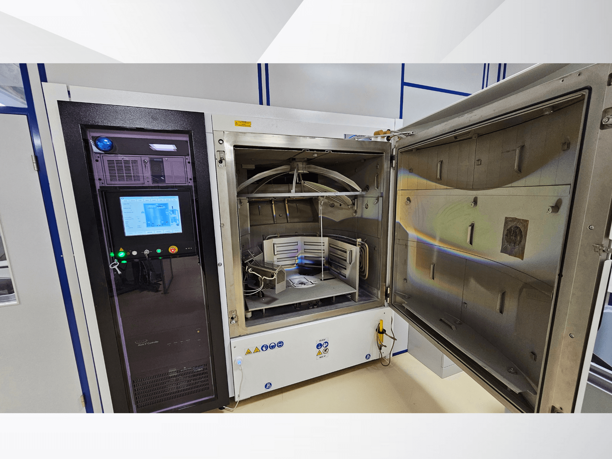 Tuntemattoman tuotemerkin testauskammion ohjauspaneeli, etukuva; siinä näkyy kosketusnäyttö, ilmaisimet ja avoin ovi, joka paljastaa sisätilat.