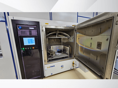 Tuntemattoman tuotemerkin testauskammion ohjauspaneeli, etukuva; siinä näkyy kosketusnäyttö, ilmaisimet ja avoin ovi, joka paljastaa sisätilat.