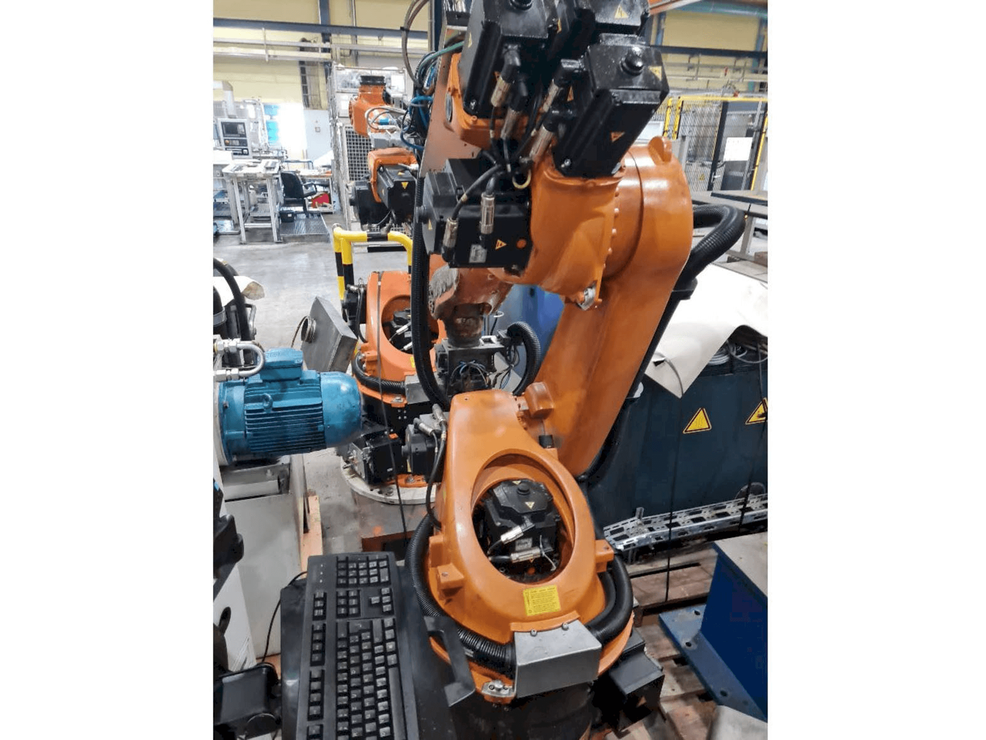 Koneen KUKA KR30-3 etunäkymä