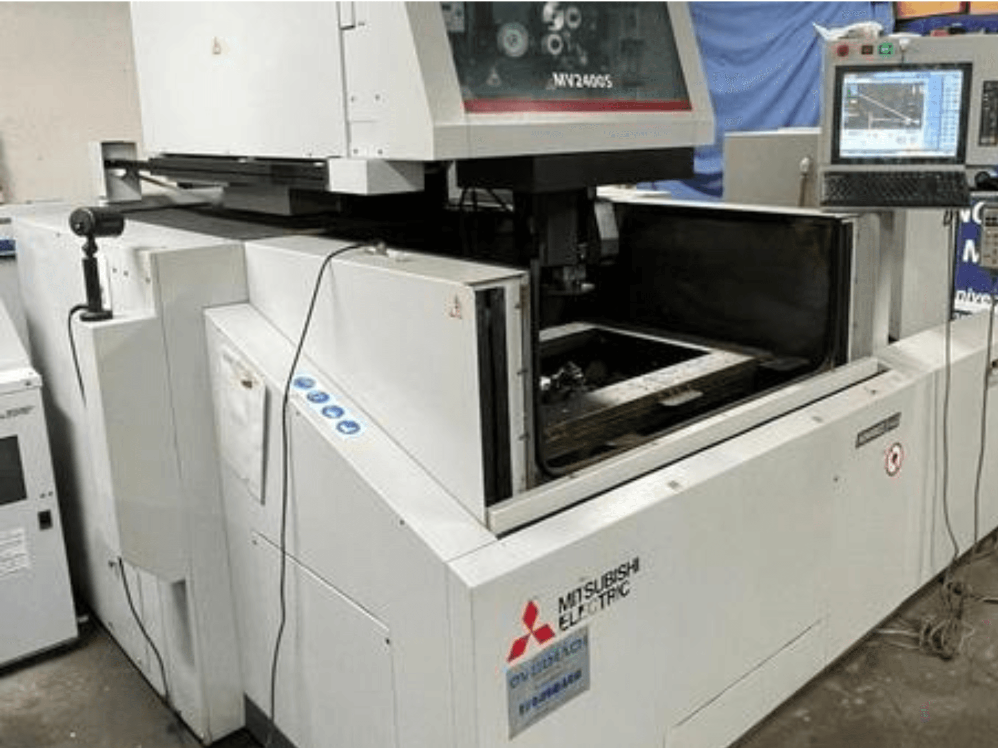 Mitsubishi Electric MV2400S -lankaleikkuri, etukuva, jossa näkyy ohjauspaneeli ja avoin työskentelyalue.