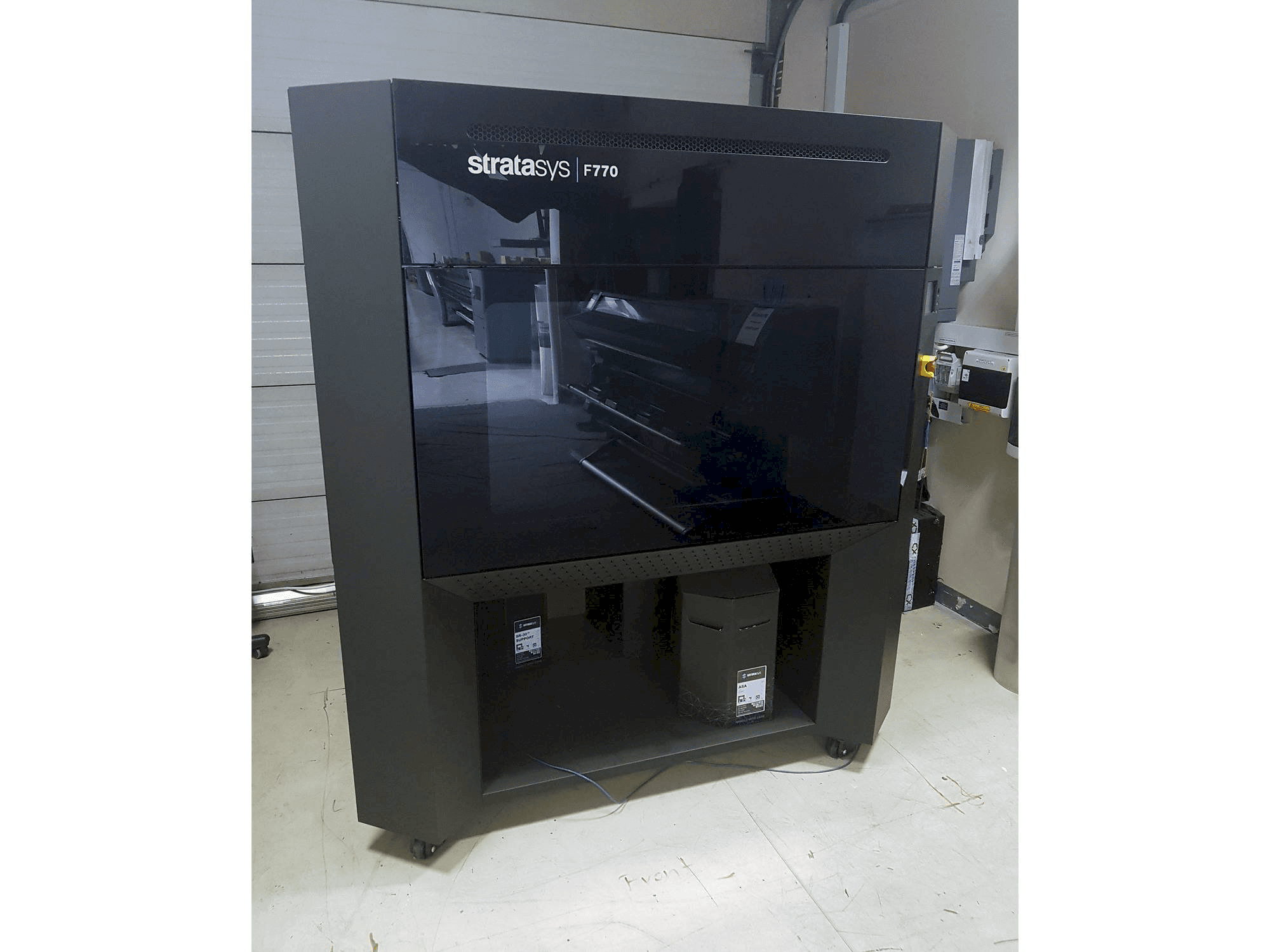 Koneen Stratasys F770 etunäkymä