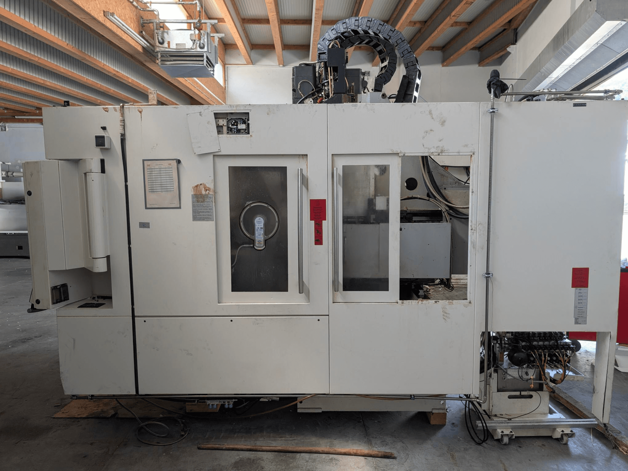 STAMA MC 326 -pystytyöstökeskus, sivukuva, jossa näkyy ohjauspaneeli, karan alue ja koneen eri merkinnät.