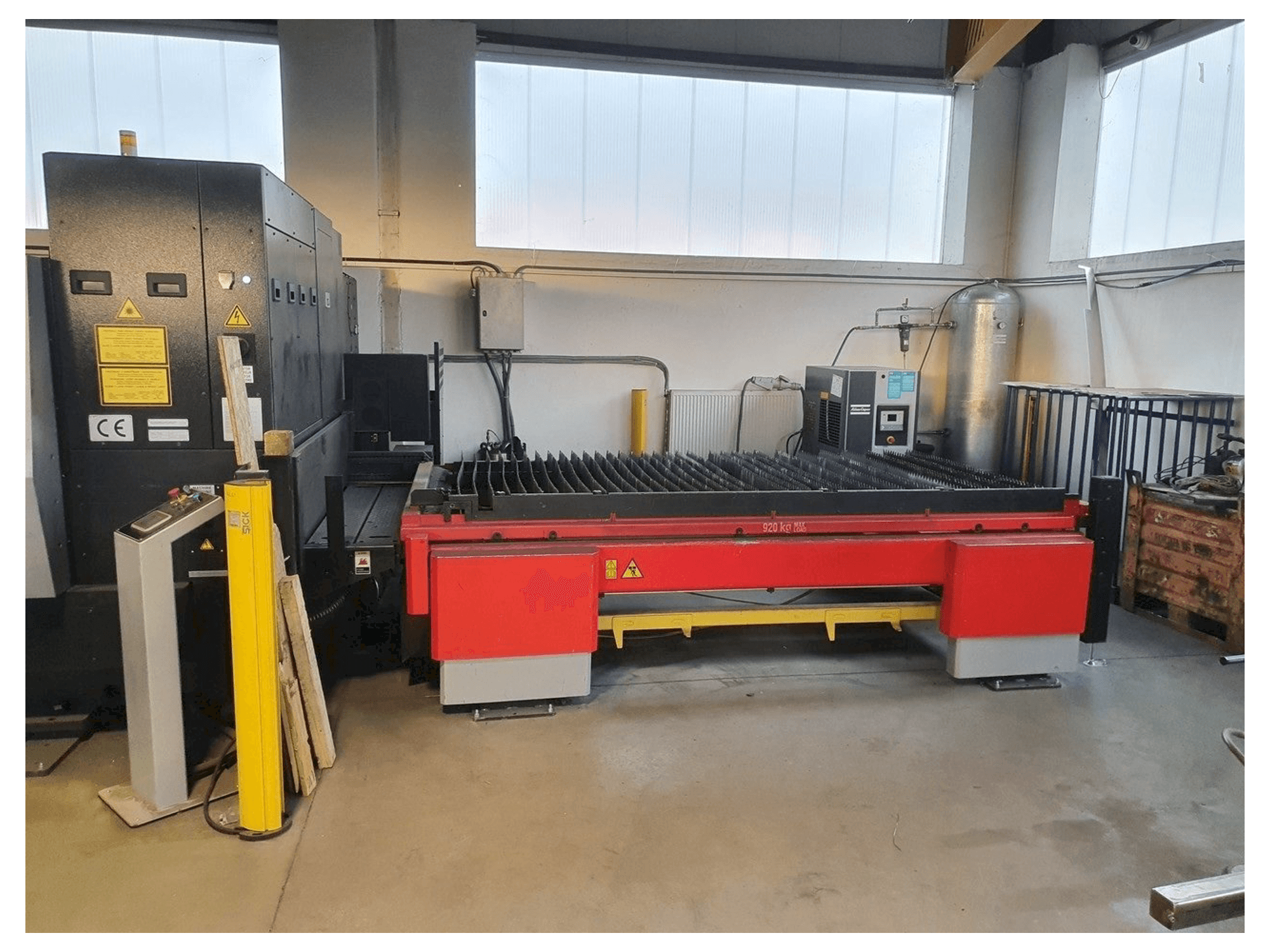 Koneen AMADA 3015 AJ etunäkymä