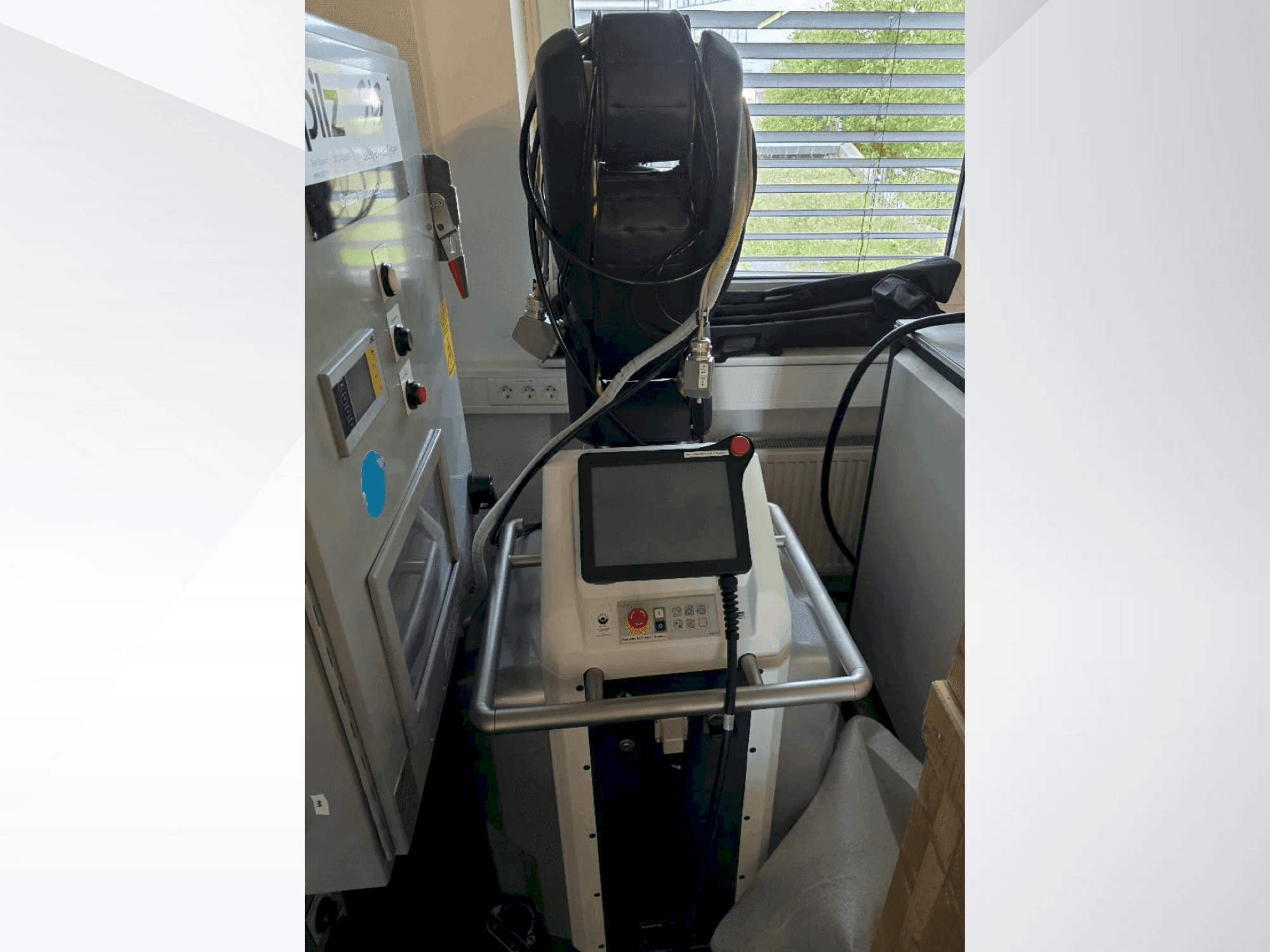 Koneen FANUC LR Mate 200iD/7L etunäkymä