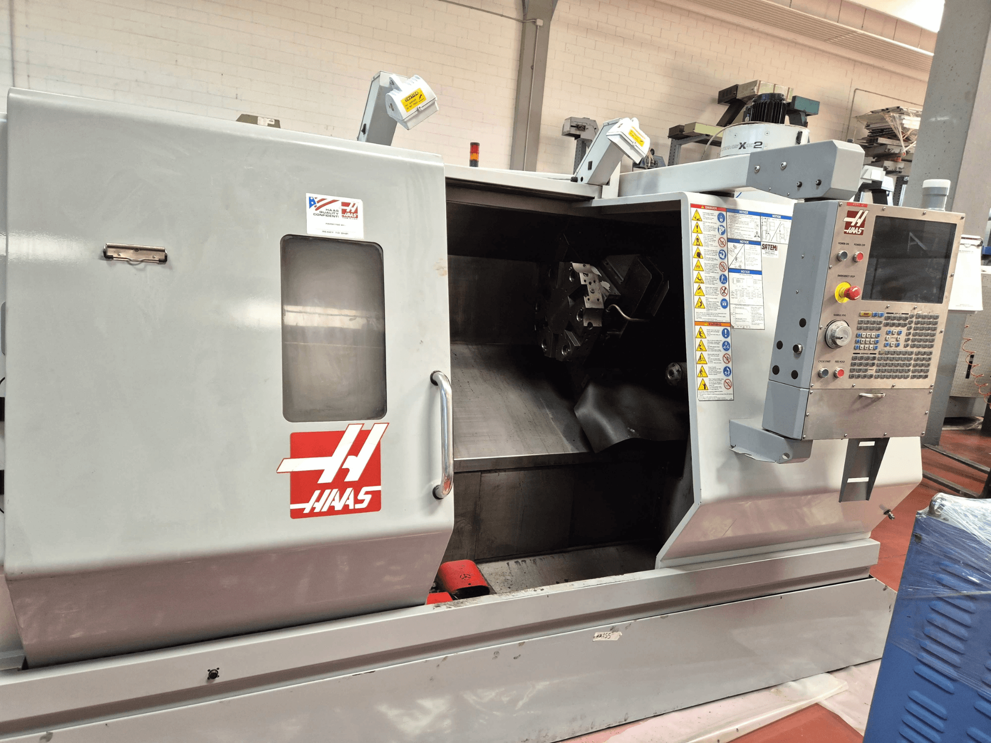 Haas SL 30TBHE -vaakasuora sorvi, etunäkymä, jossa näkyvät ohjauslaitteet ja avoin työstöosasto.