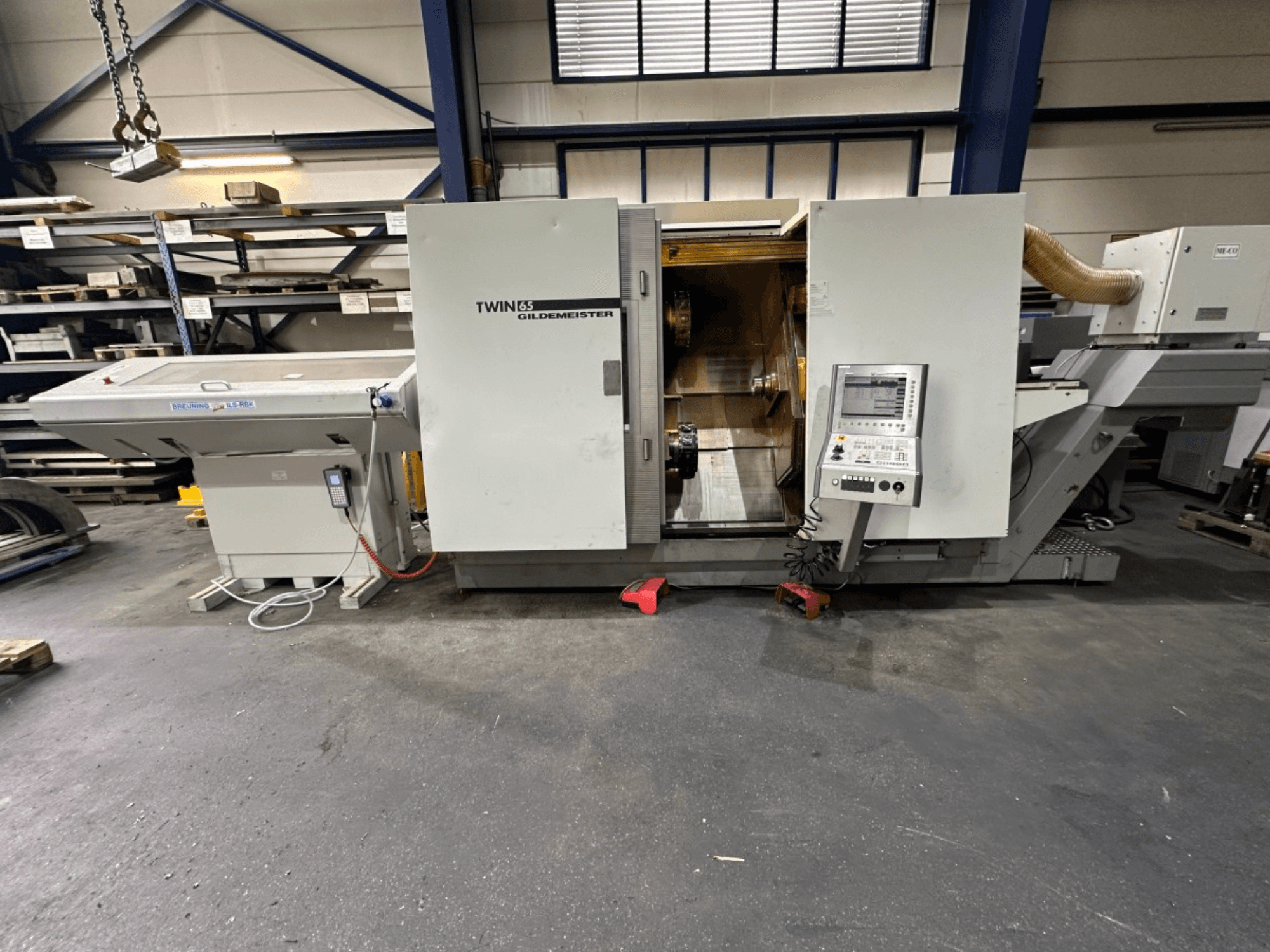 Gildemeister TWIN 65 vaakasuora sorvauskone, etukuva; ohjauspaneeli ja näkyvä sisätila osien työstöä varten.