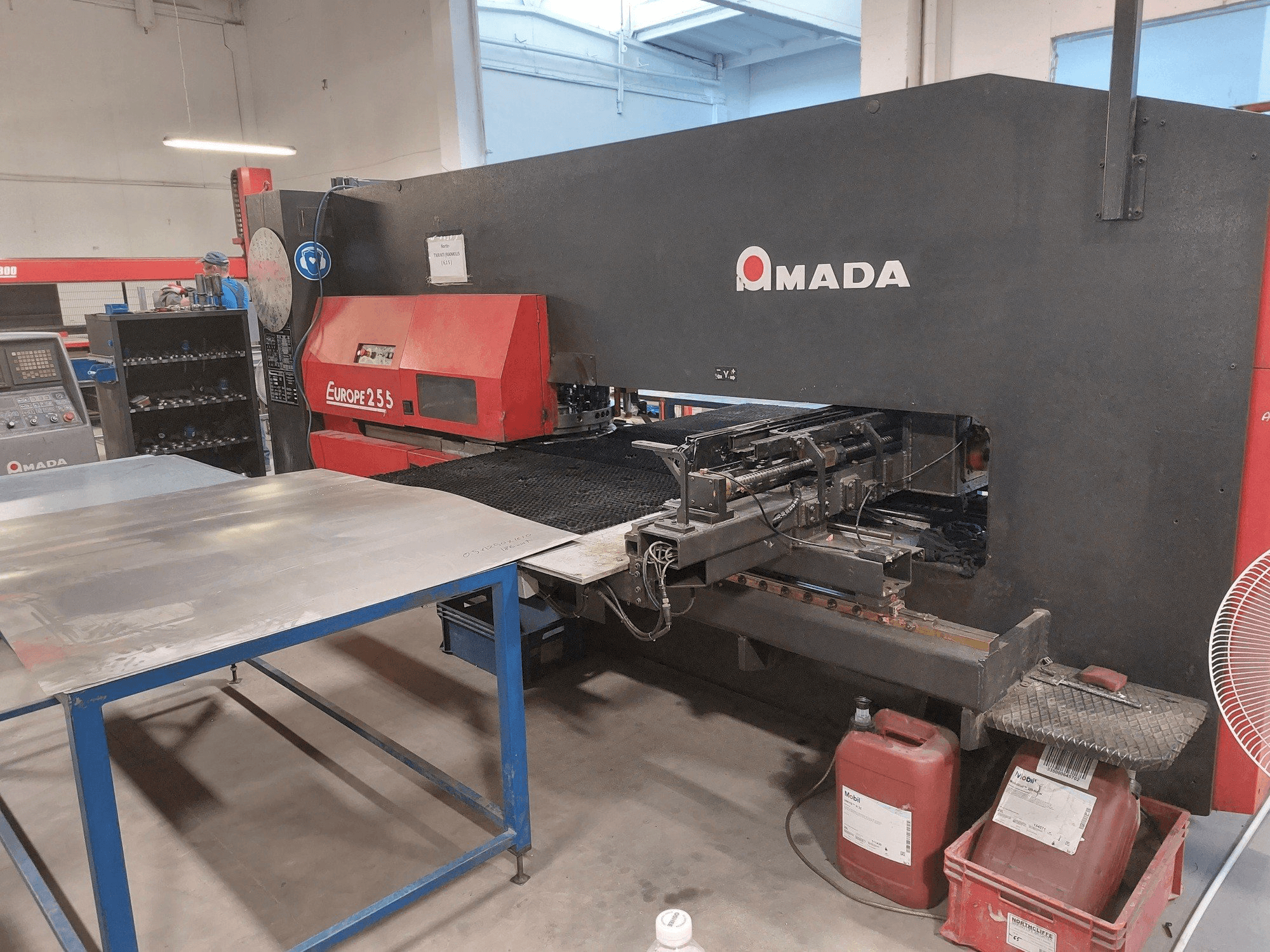 Koneen AMADA Europe 255 etunäkymä