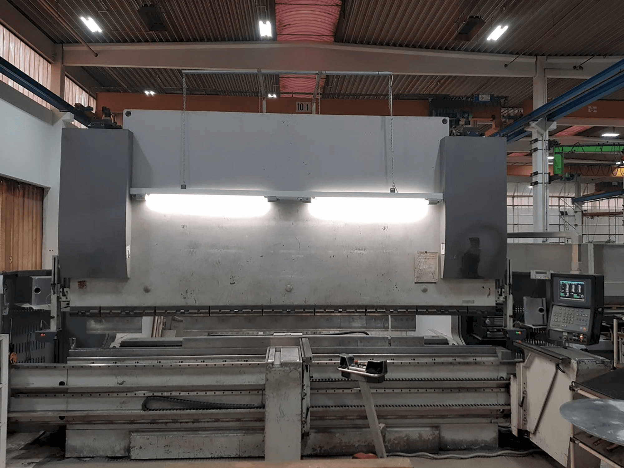 Koneen EHT Multipress 300-40 etunäkymä