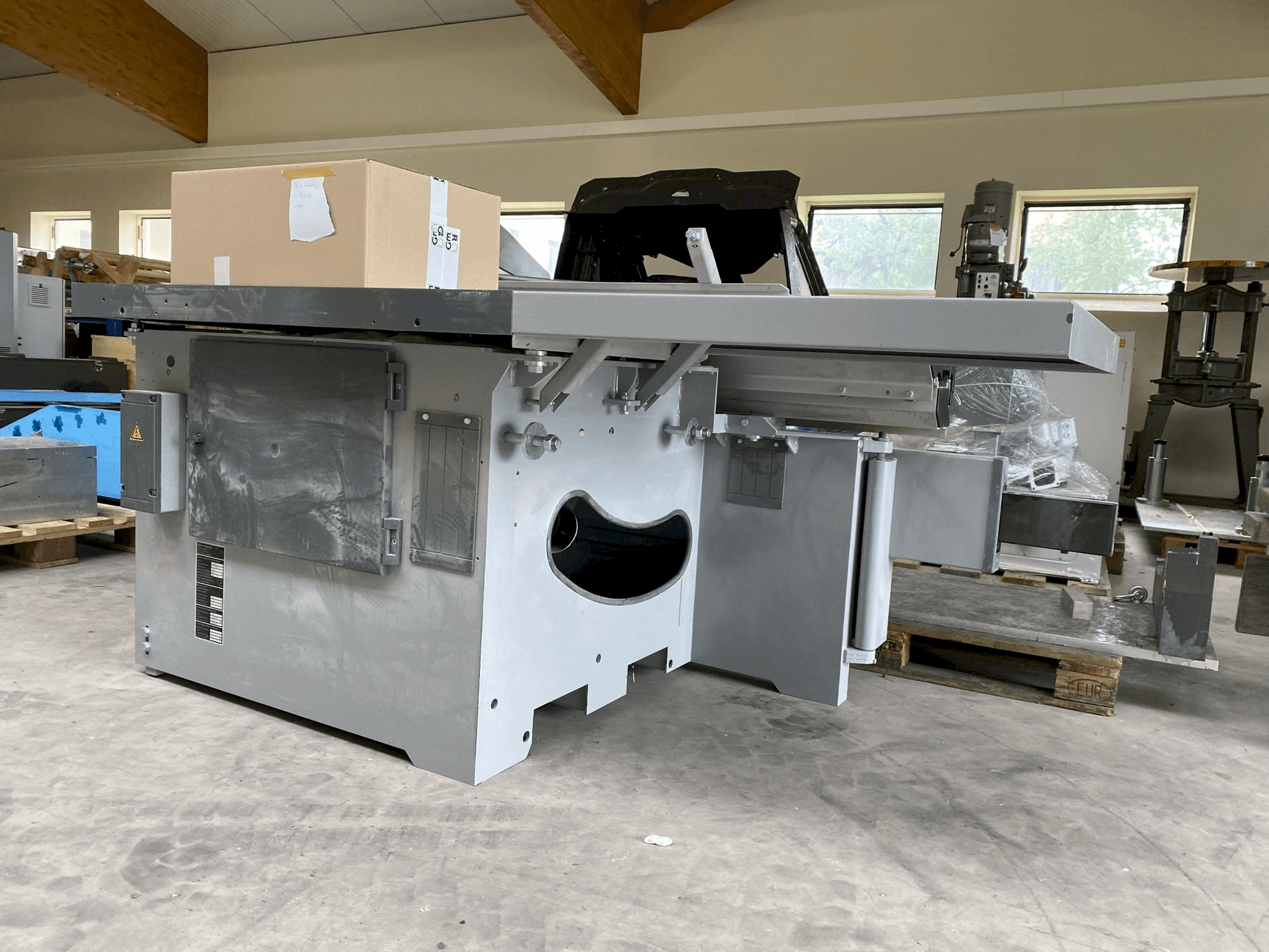 Koneen Altendorf F45 etunäkymä