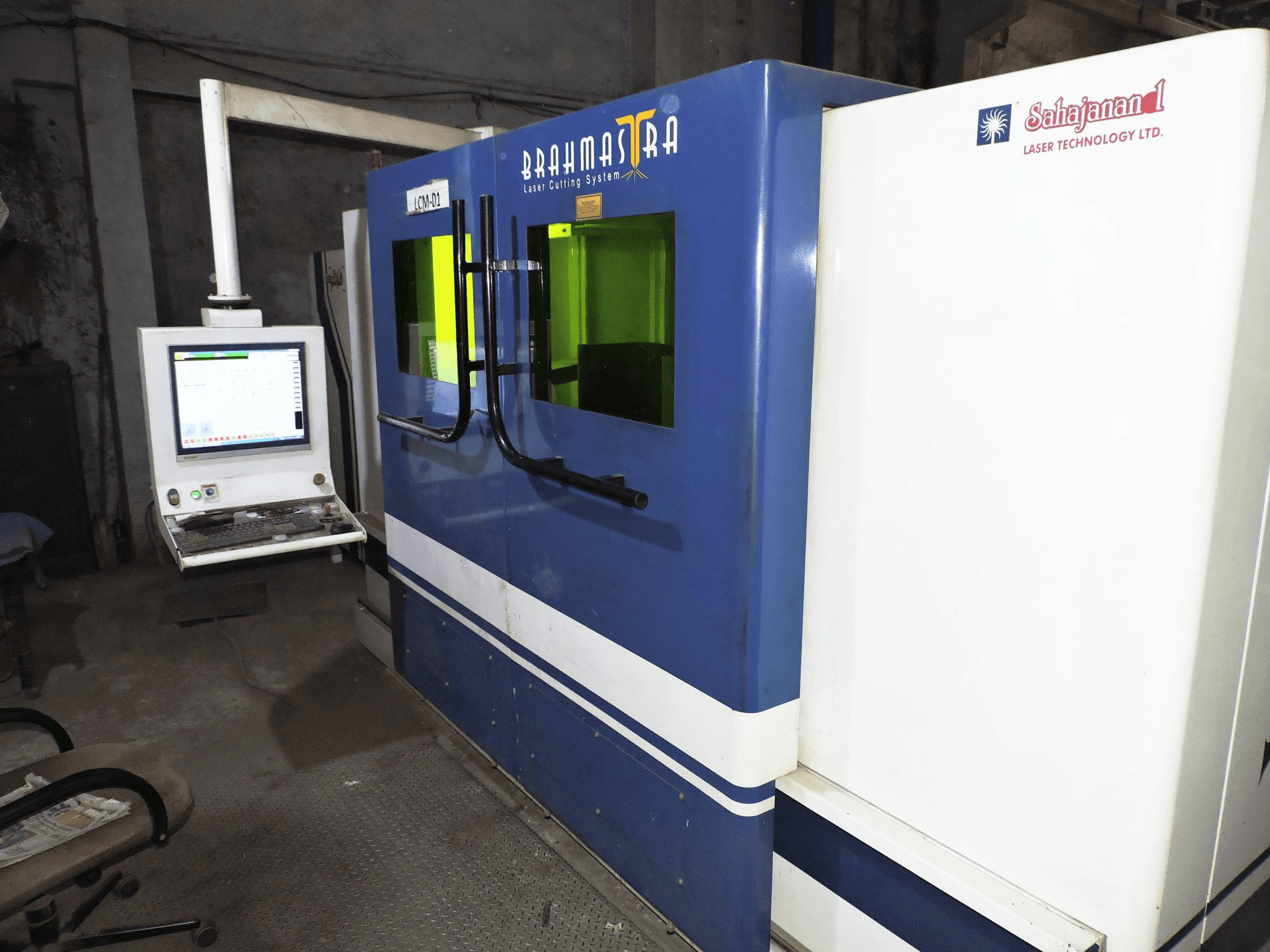 Koneen Sahajanand vasen näkymä Brahmastra- Vector 3015 F1.0