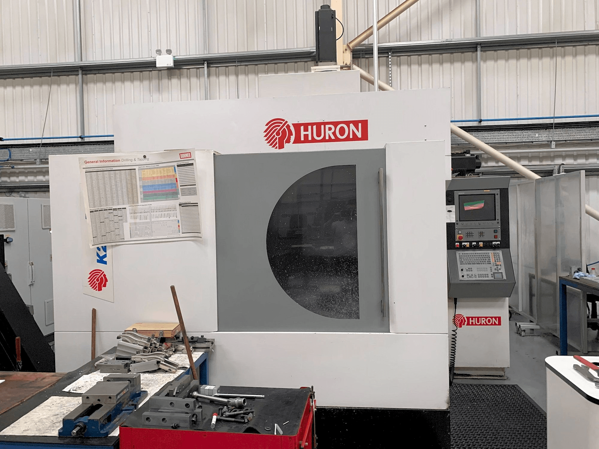 Koneen Hurco K2X 10 etunäkymä