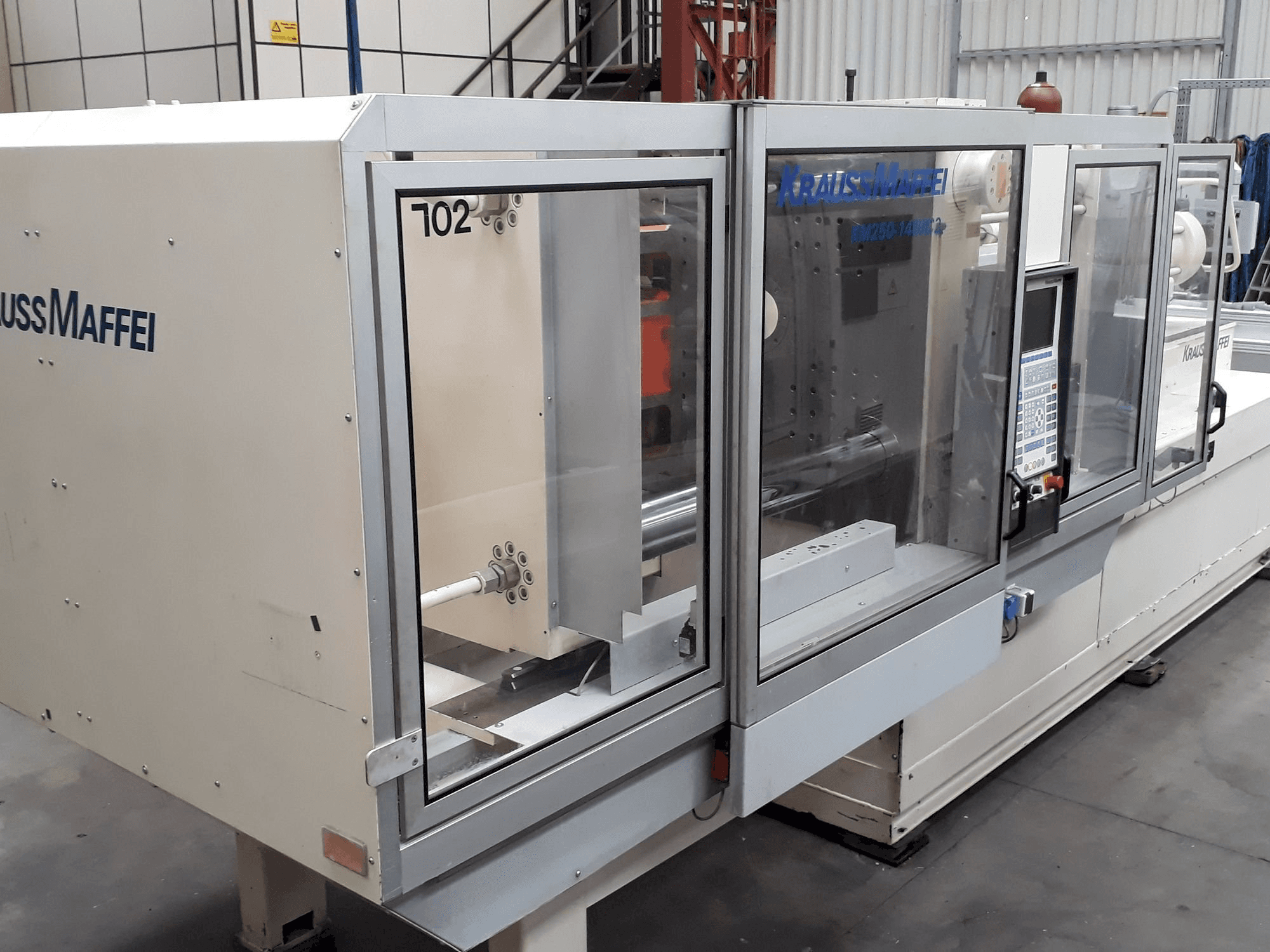 Koneen Krauss Maffei 250-1400 C2 etunäkymä