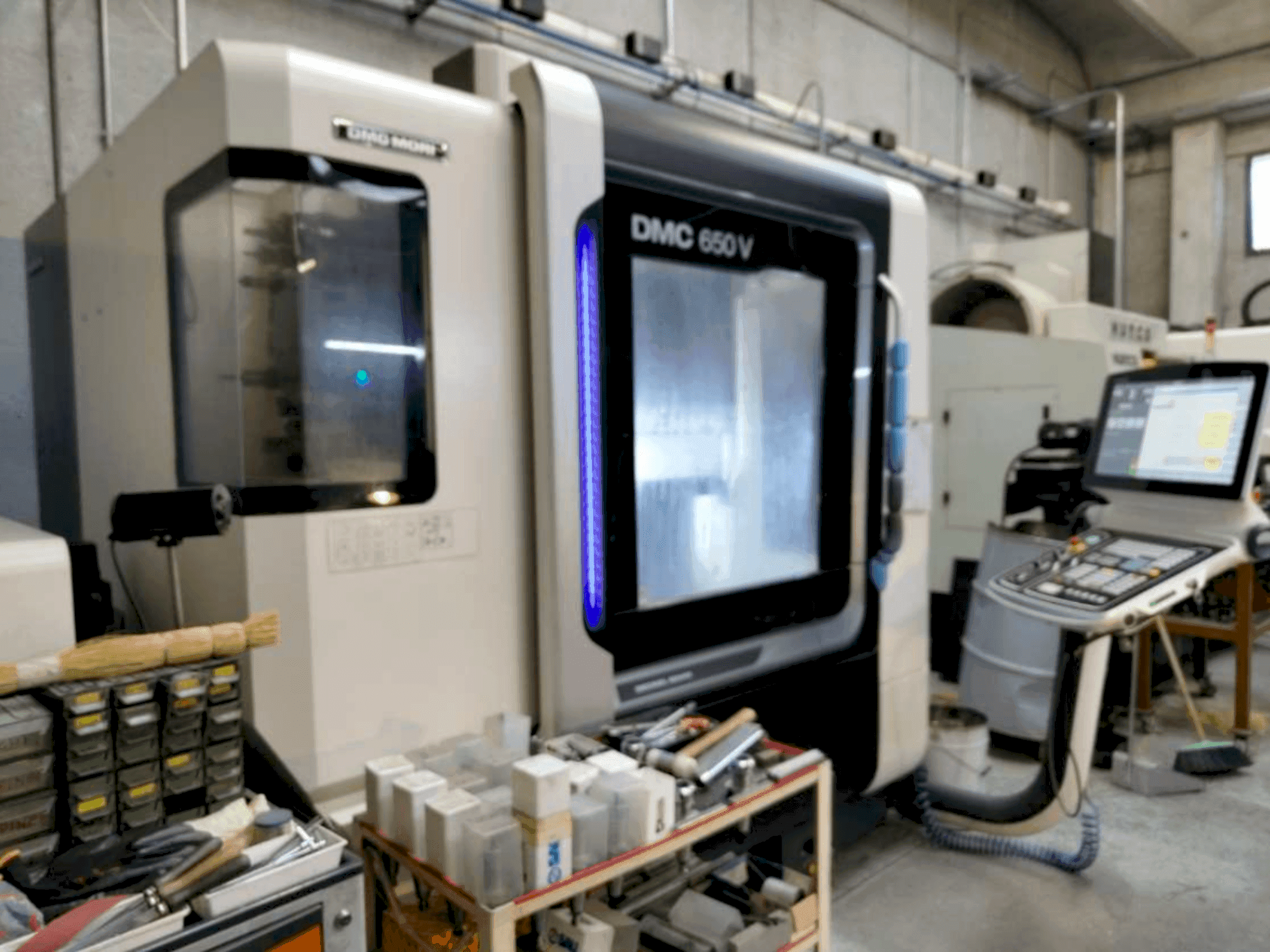 Koneen DMG MORI DMC 650V etunäkymä