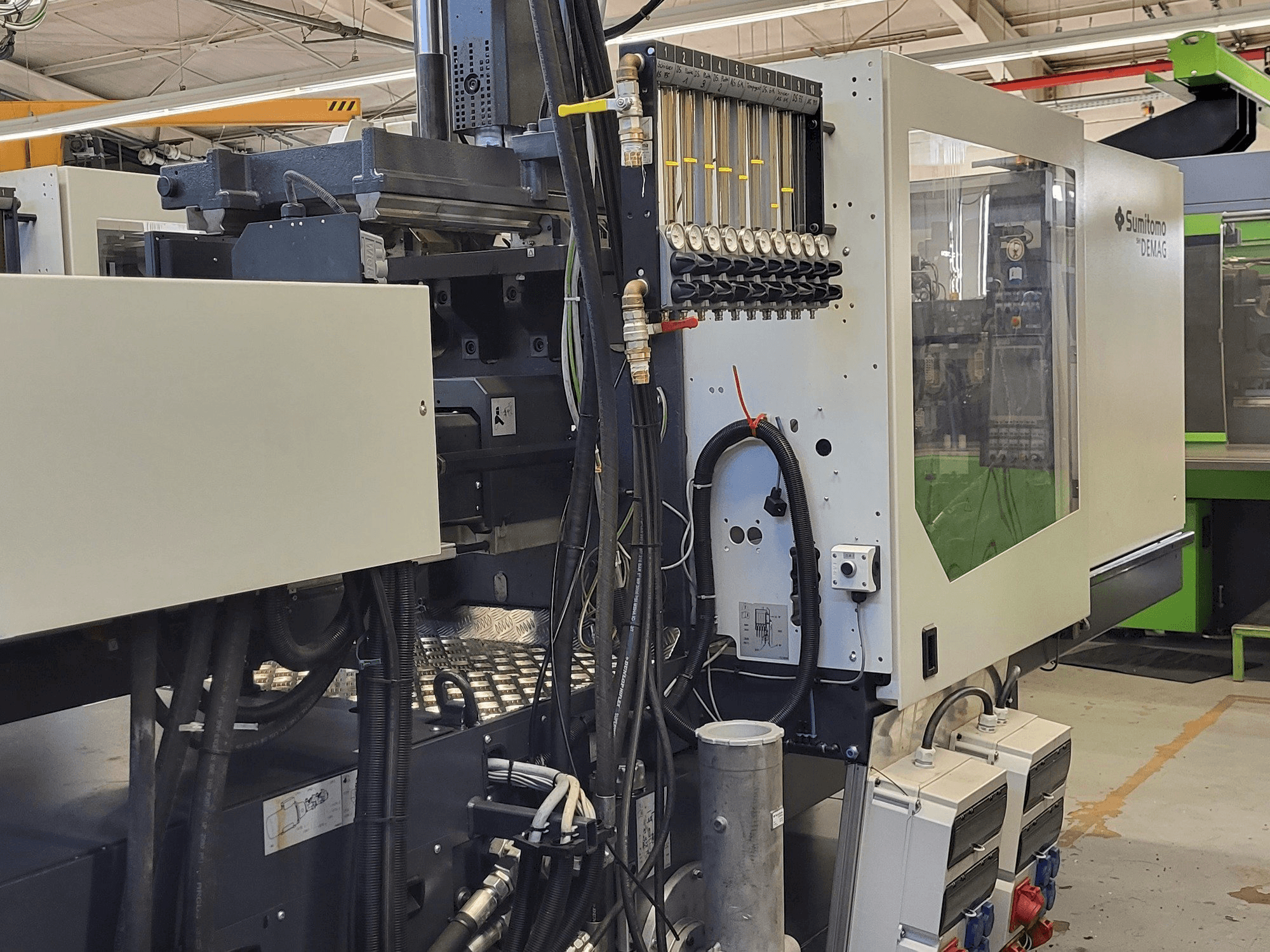 Koneen Sumitomo SHI DEMAG Systec Multi 120/470-200h/80V vasemman sivun näkymä