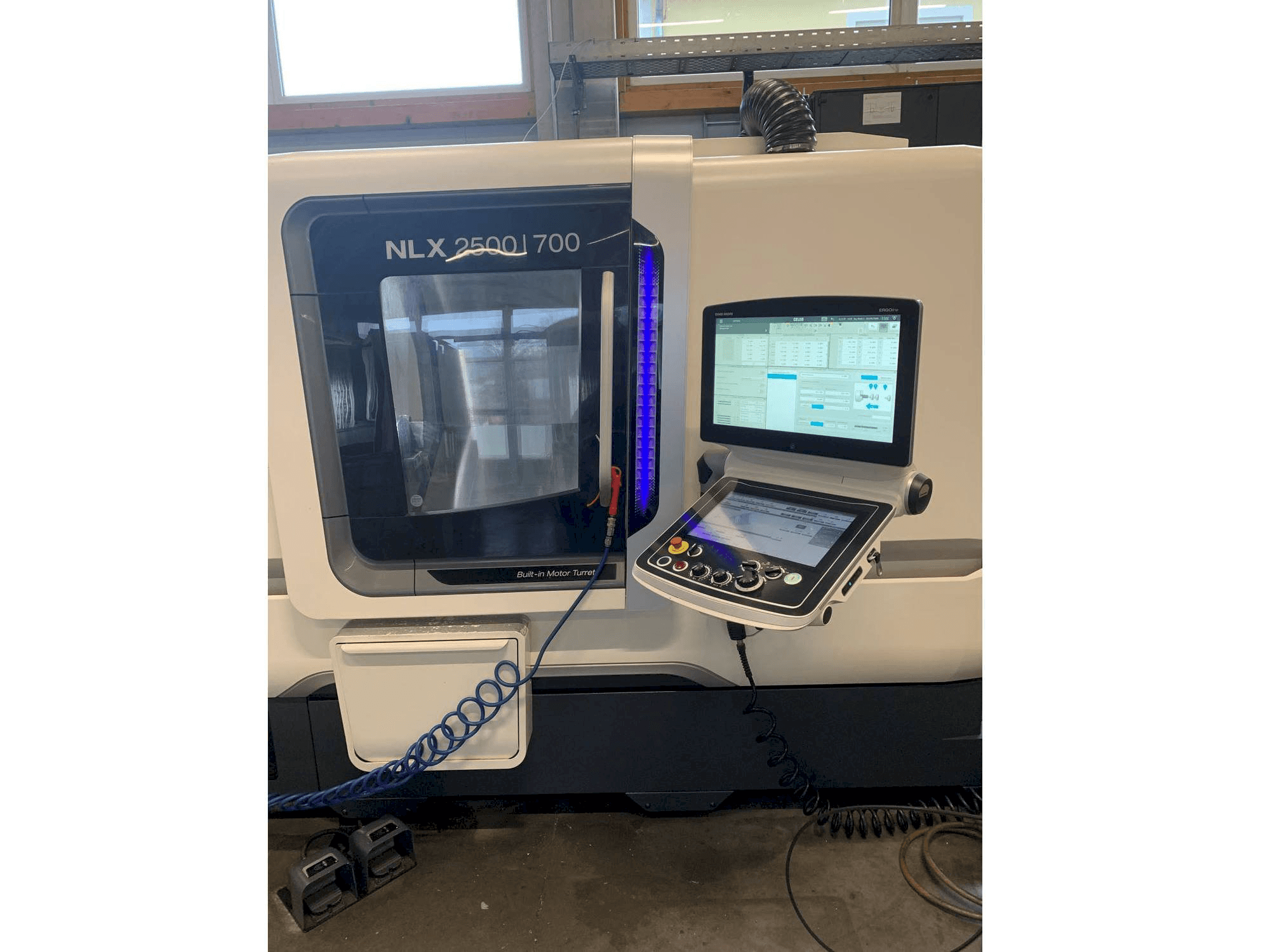 Koneen DMG MORI NLX 2500/700 etunäkymä