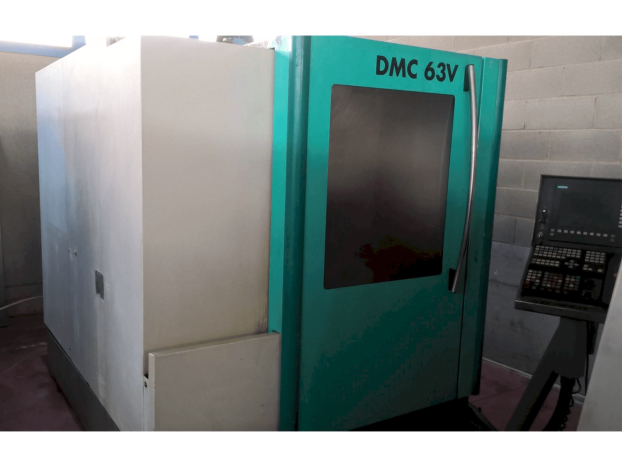 Koneen DECKEL MAHO DMC 63V etunäkymä