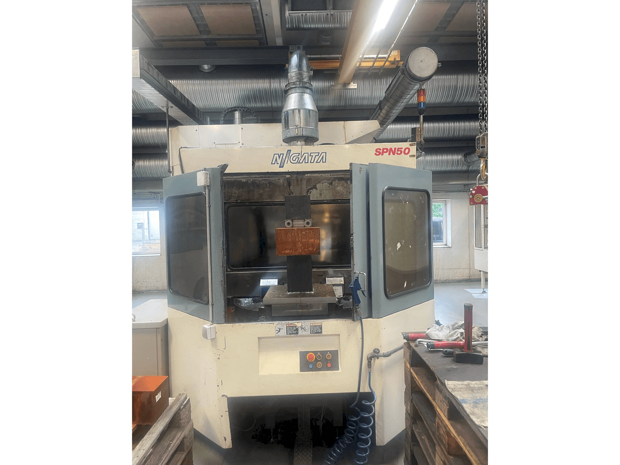 Koneen Niigata SPN 50 etunäkymä