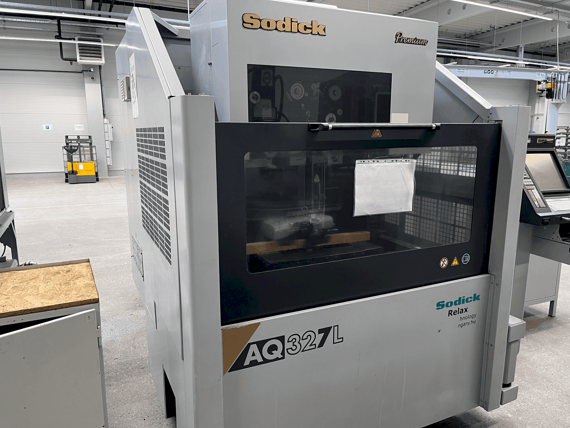 Koneen Sodick AQ327L etunäkymä