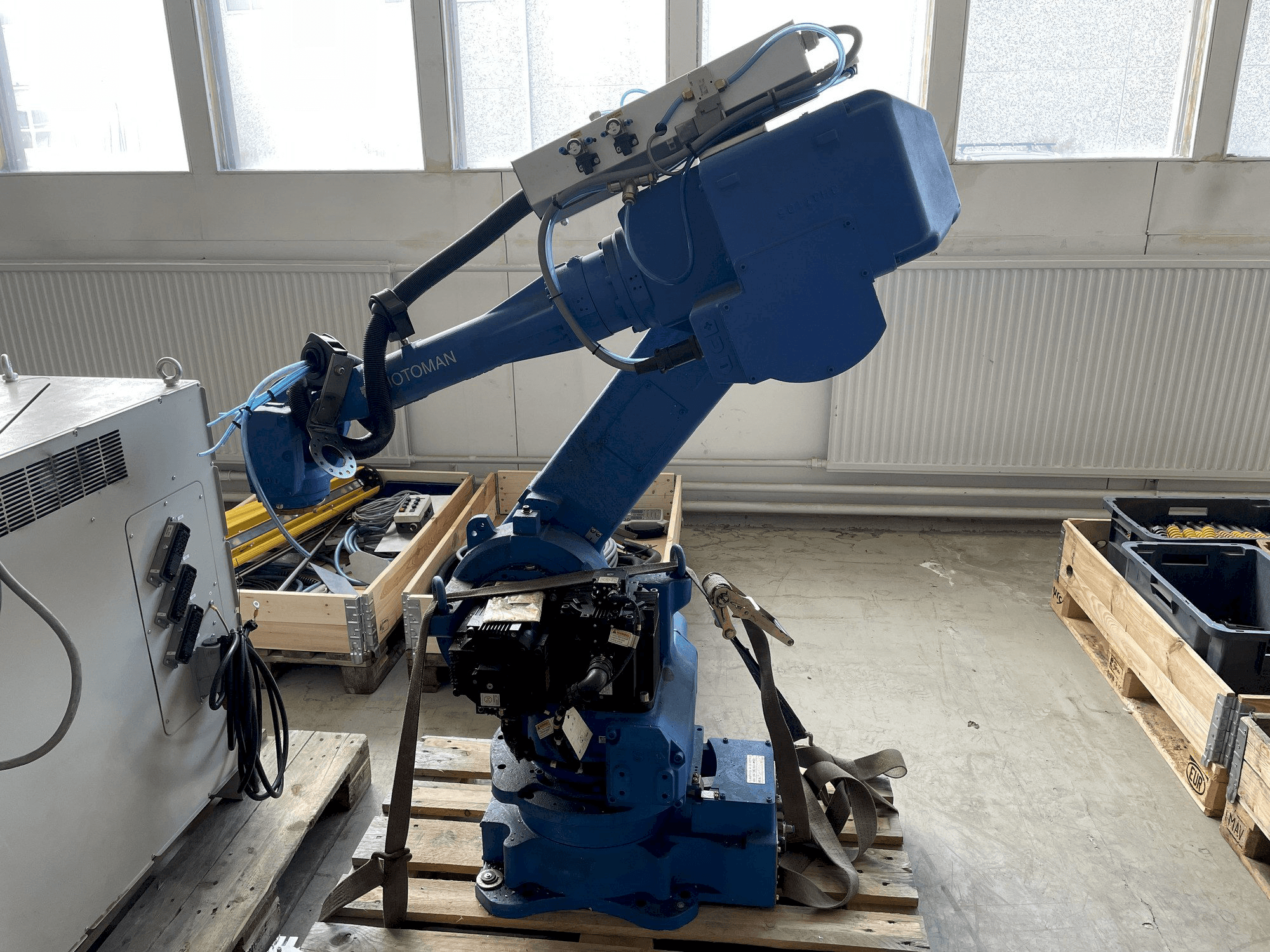 Koneen MOTOMAN NX100 80KG etunäkymä