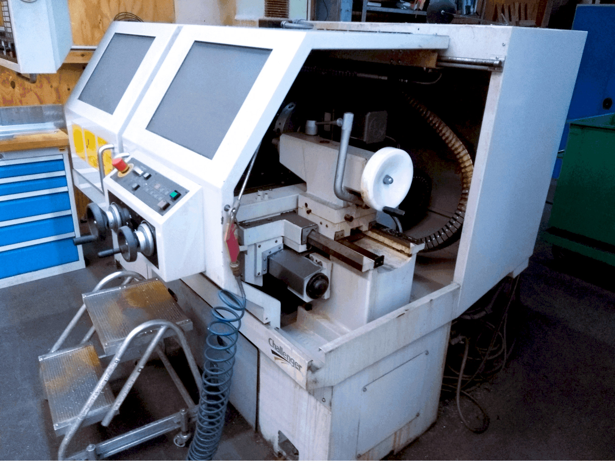 Koneen Challenger MICROTURN BNC 446 etunäkymä