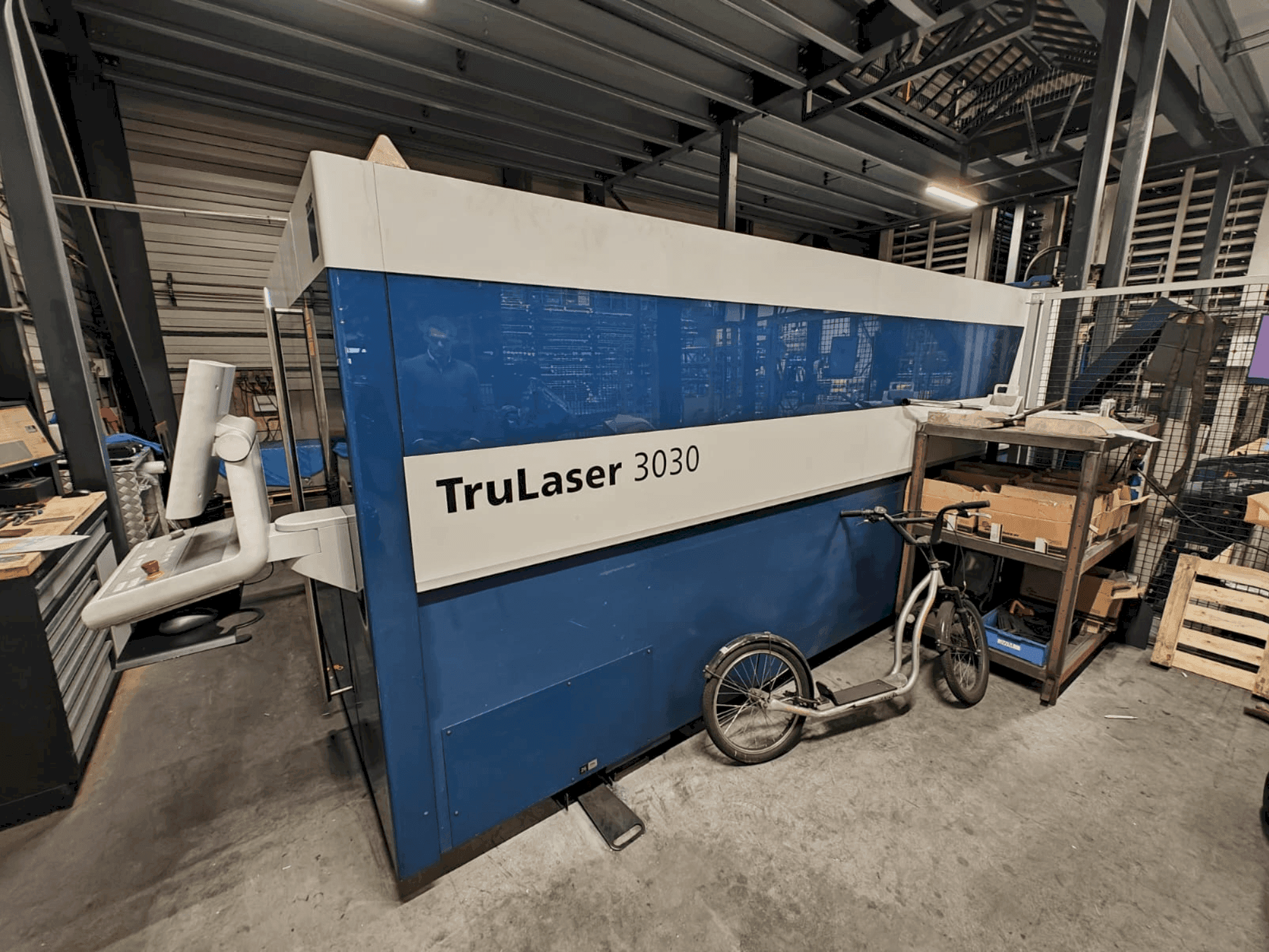 Koneen TRUMPF TruLaser 3030 Fiber etunäkymä