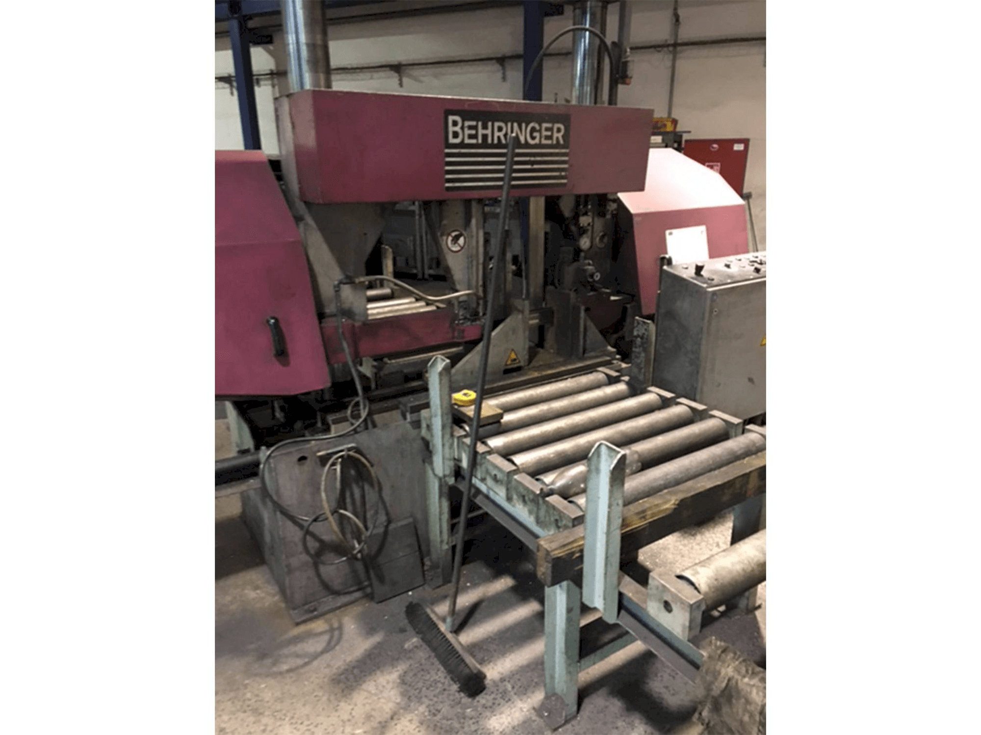 Koneen Behringer HBP 530 etunäkymä