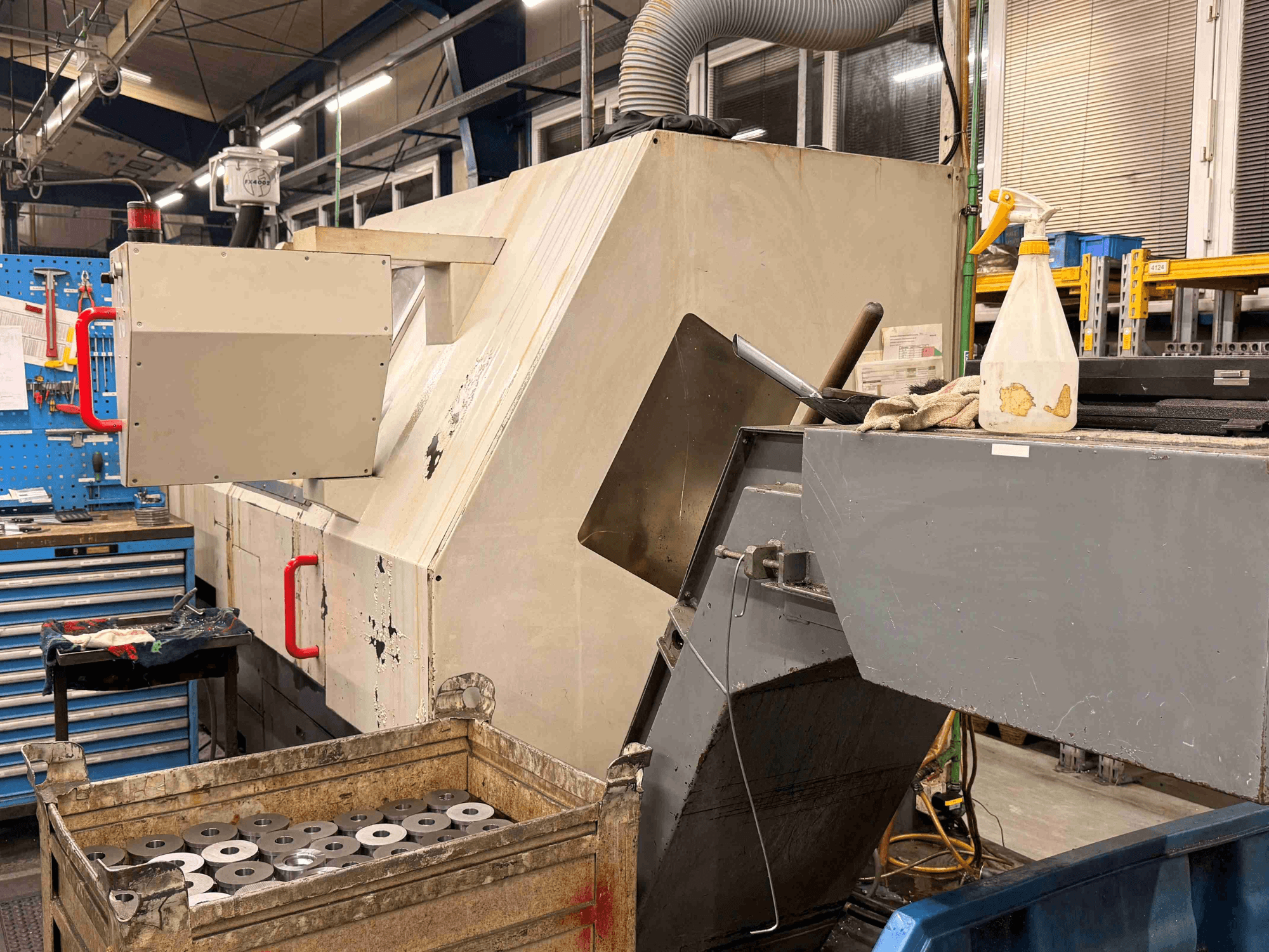 Työpajassa oleva ZPS S-60 CNC-vaakasuora sorvi, sivukuva, jossa näkyvät työkappaleet ja ohjauslaitteet.