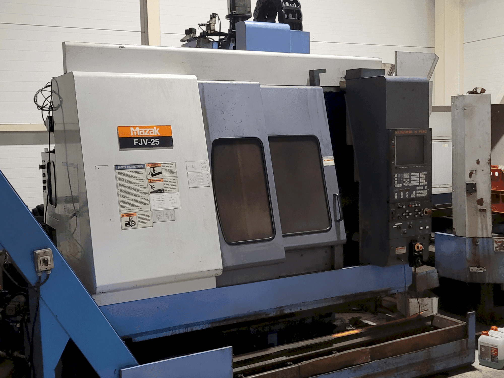 Koneen Mazak FJV-25 etunäkymä