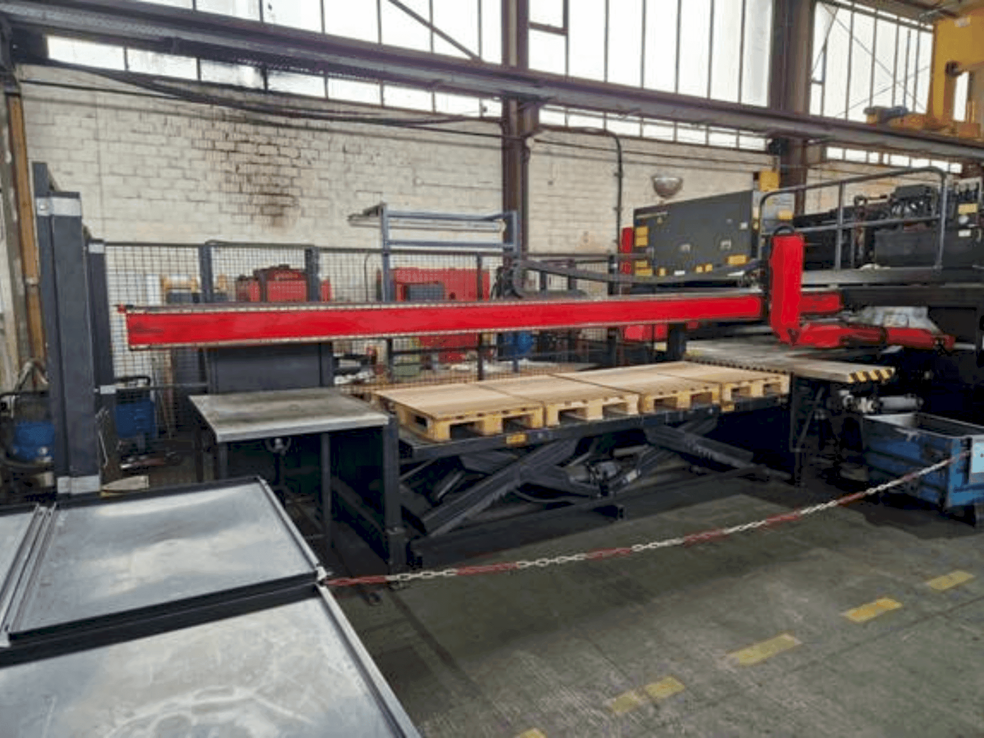 Koneen AMADA AP3-2610 V etunäkymä