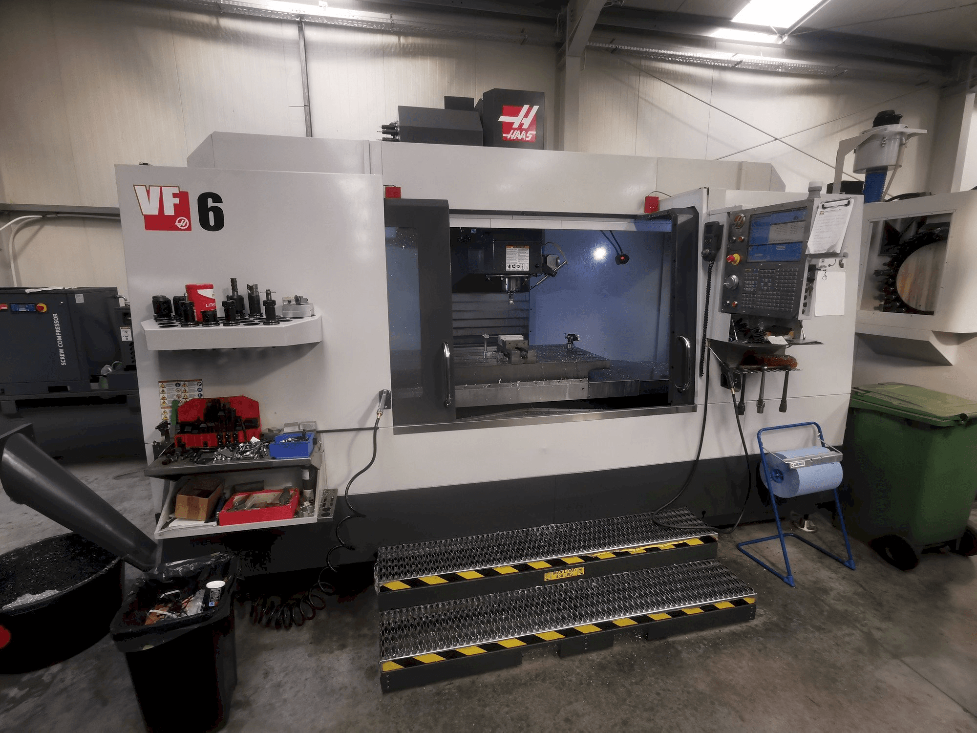 Koneen HAAS VF-6/40 etunäkymä