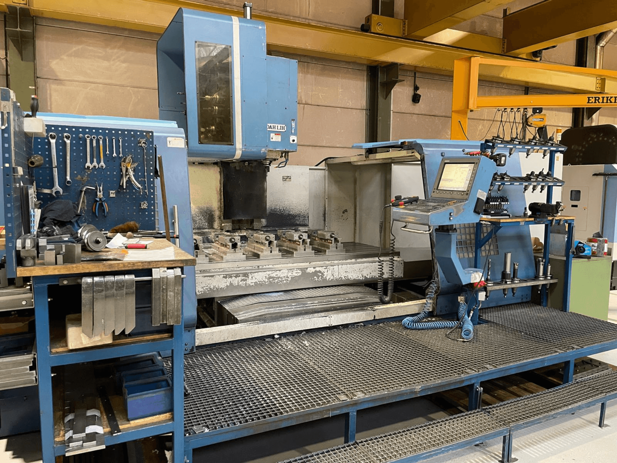 DAH LIH MCV2600 -pystytyöstökeskuksen etukuva, jossa näkyy ohjauspaneeli, työpöytä ja työkalujen säilytystila.