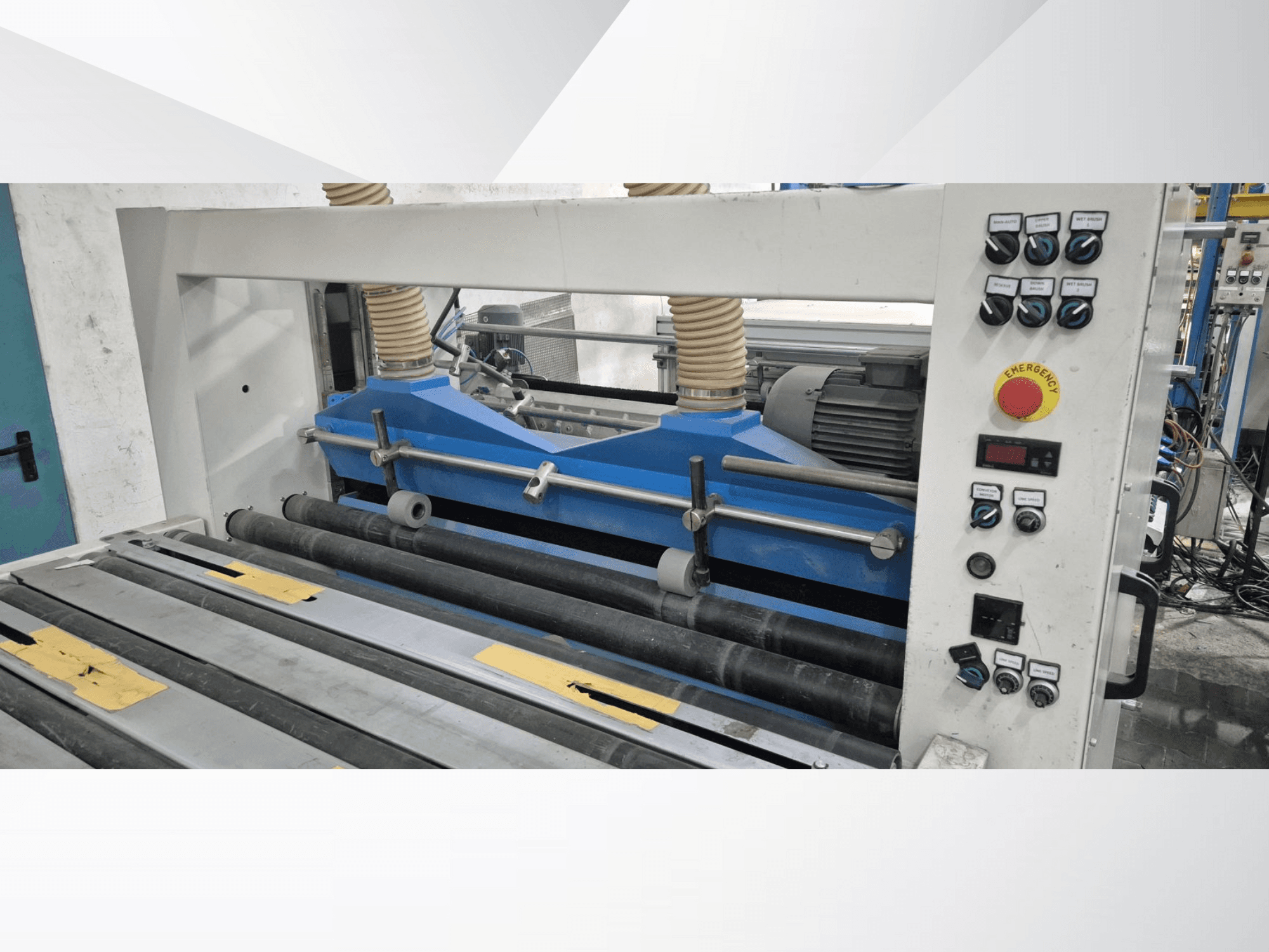 Teollisuuden valssauskone, jossa on sinisiä komponentteja, etukuva, jossa on ohjauspaneeli ja hätäpysäytyspainike.