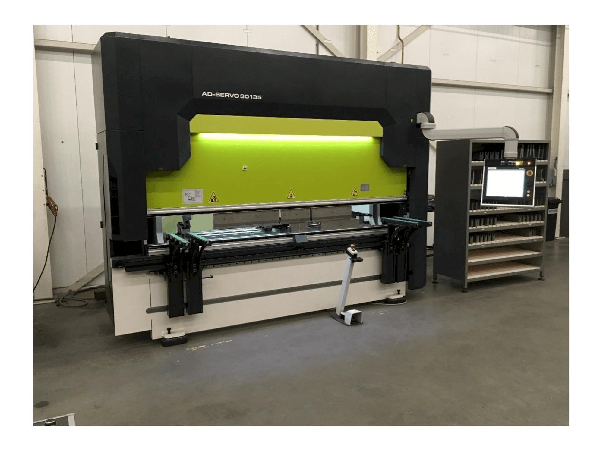 Koneen Durma AD-S 30135 Servo etunäkymä