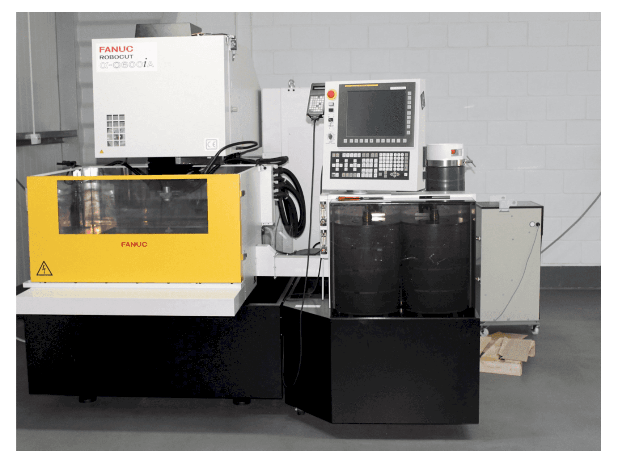 Koneen FANUC RoboCut Alfa C600iA etunäkymä