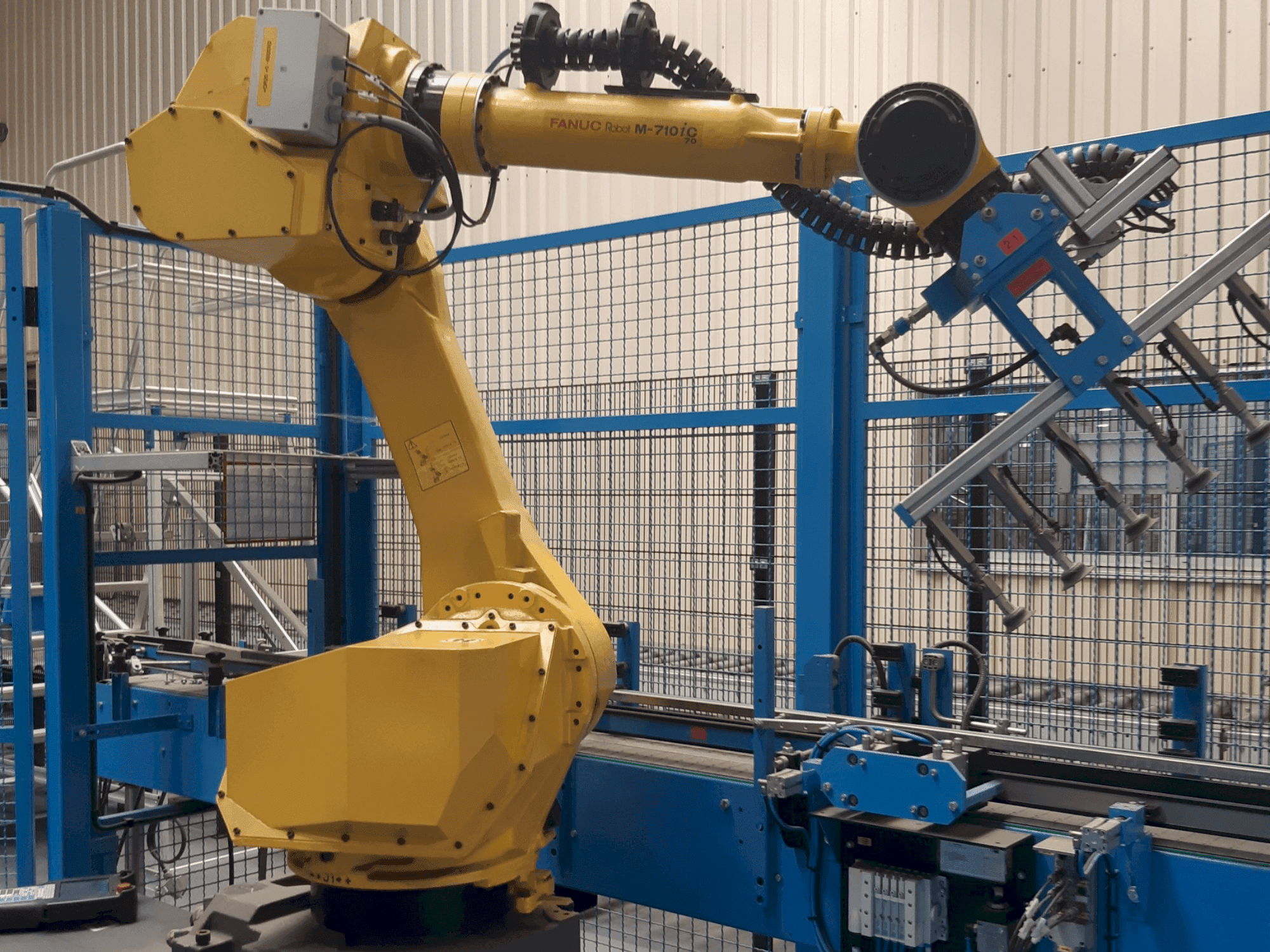Koneen FANUC M-710iC etunäkymä