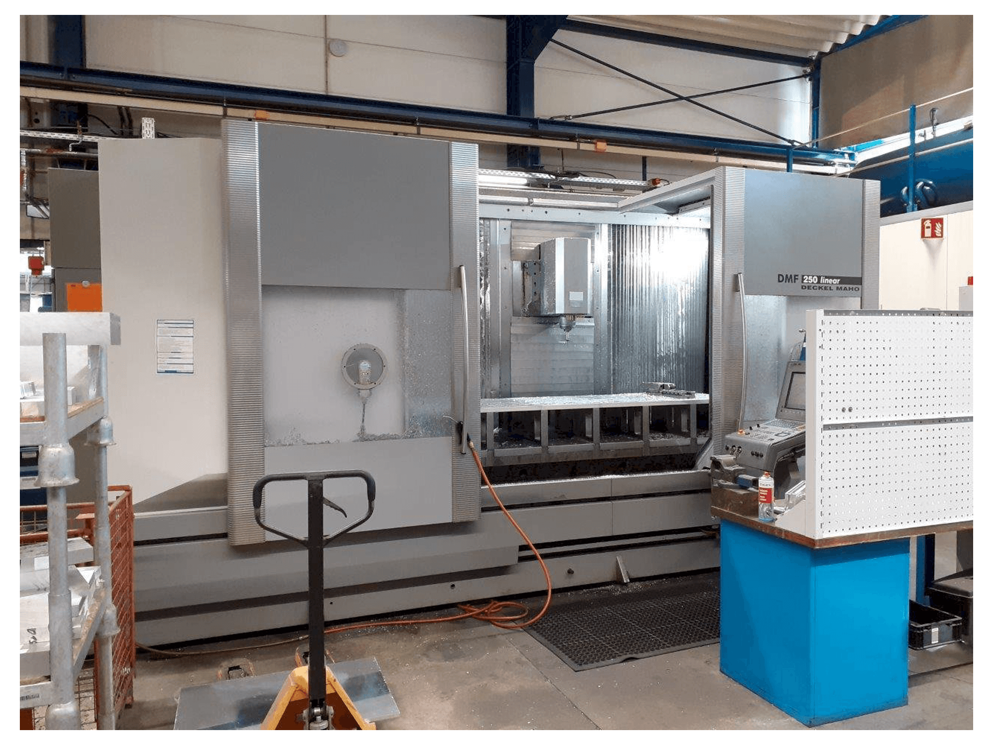 Koneen DMG MORI DMF 250 etunäkymä