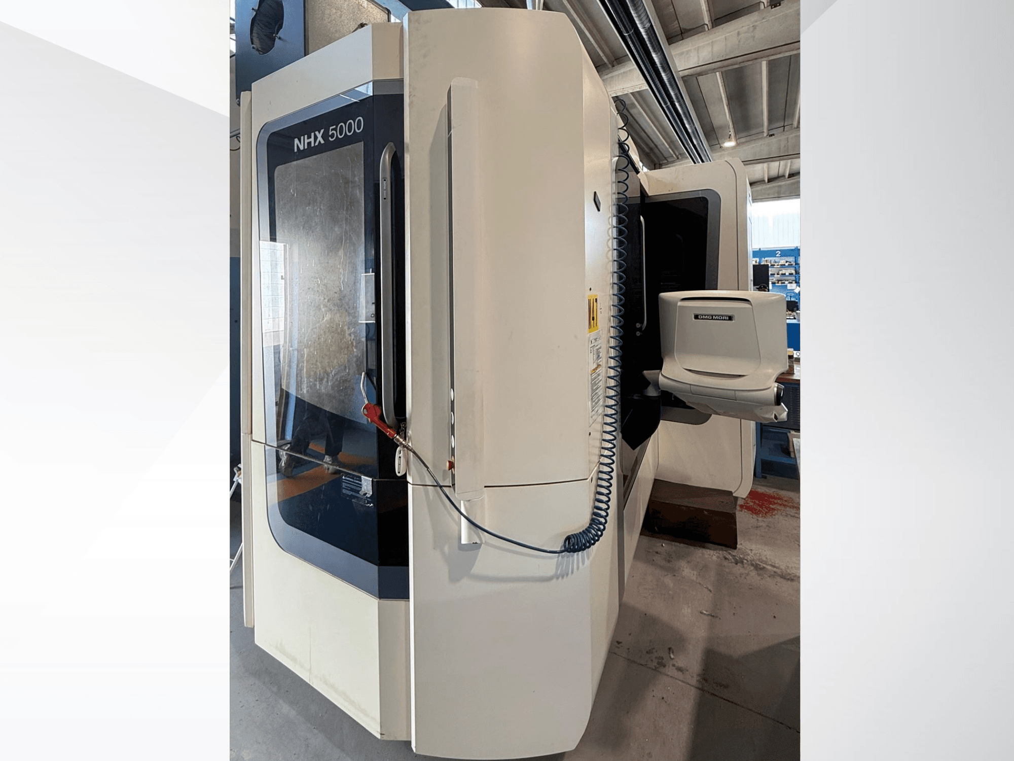 DMG MORI NHX 5000 -vaakasuora sorvi, etunäkymä, jossa näkyvät ohjauspaneeli ja karanpidin.