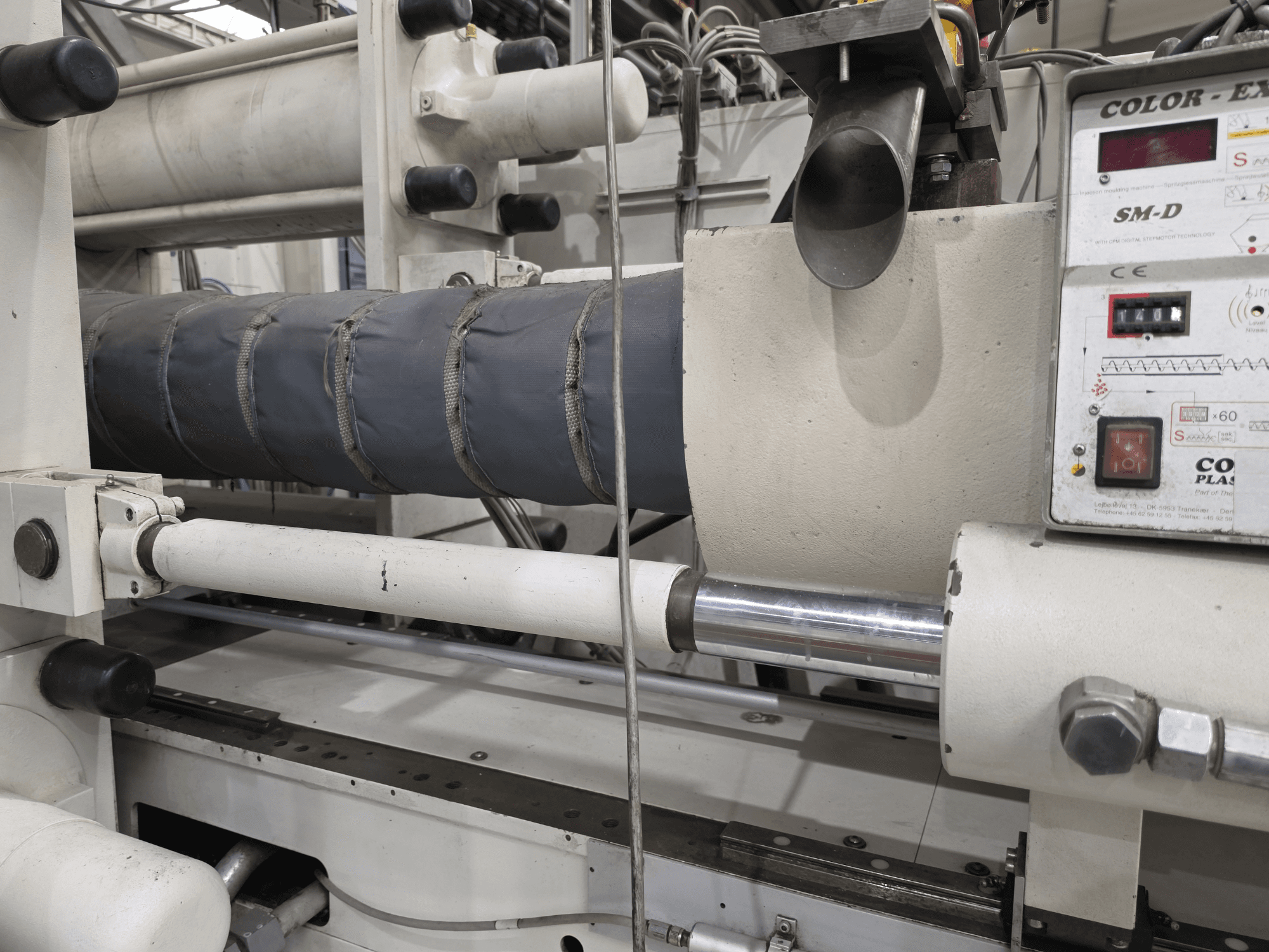 Krauss Maffei 350-3000 CX hydraulinen ruiskuvalukone, sivukuva, jossa näkyy lämpötilan säätöpaneeli ja lämmityselementit.