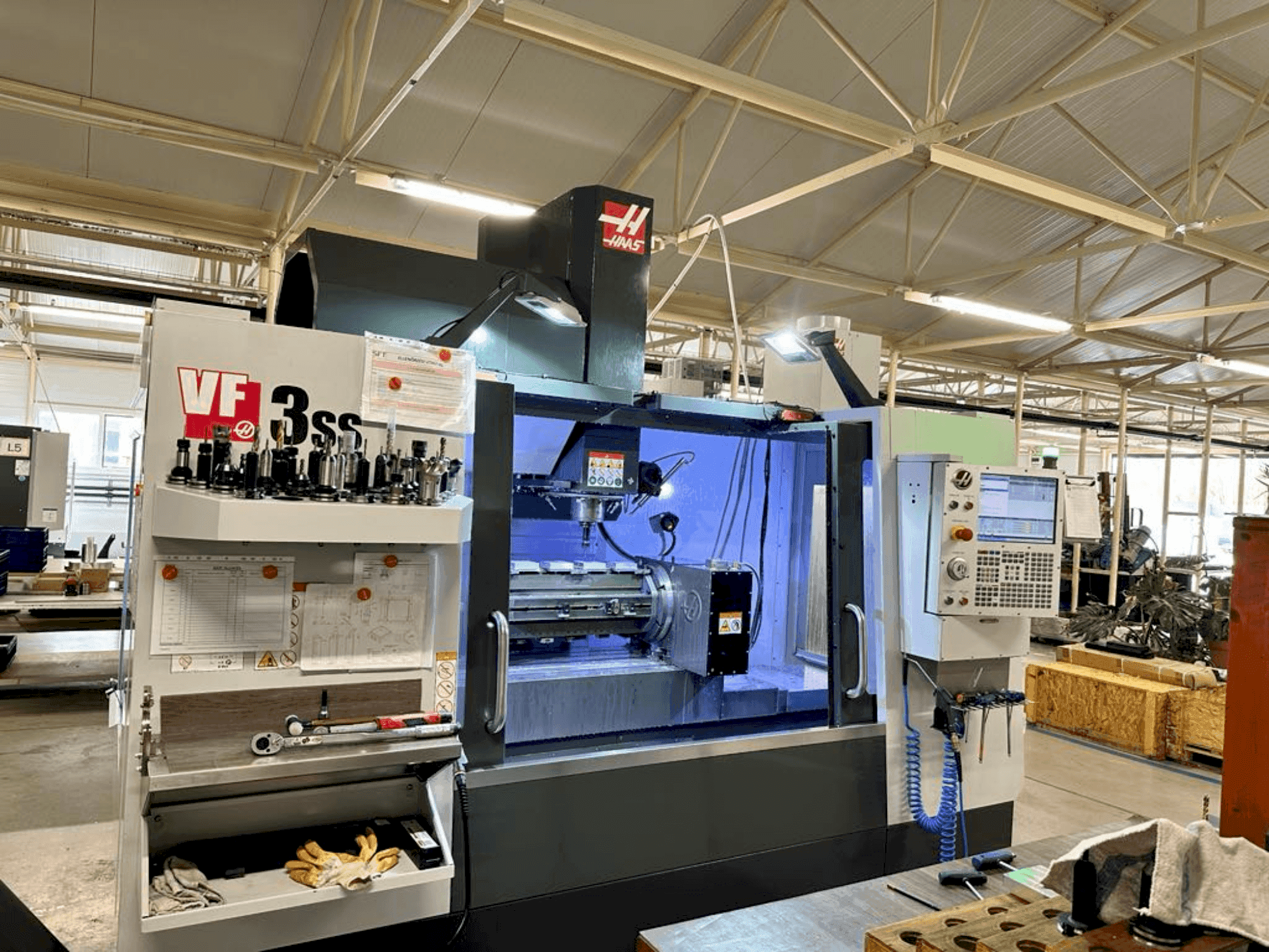 Koneen HAAS VF-3SS etunäkymä