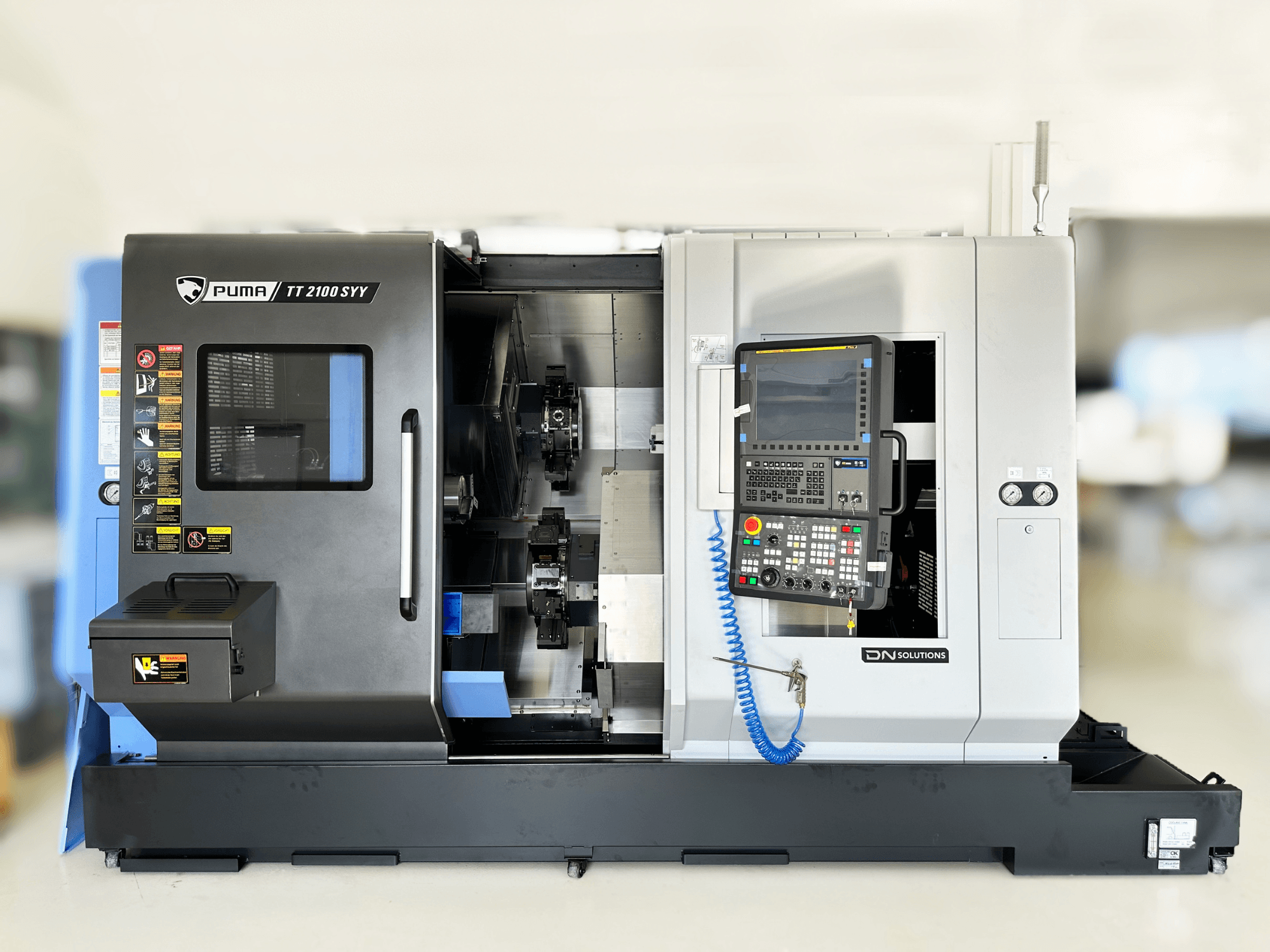 Sorvauskeskus DN SOLUTIONS PUMA TT2100SYY etukuva, jossa on ohjauspaneeli ja näkyvät sisäosat.
